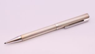 A silver dual ink and ballpoint pen. 15 cm long.