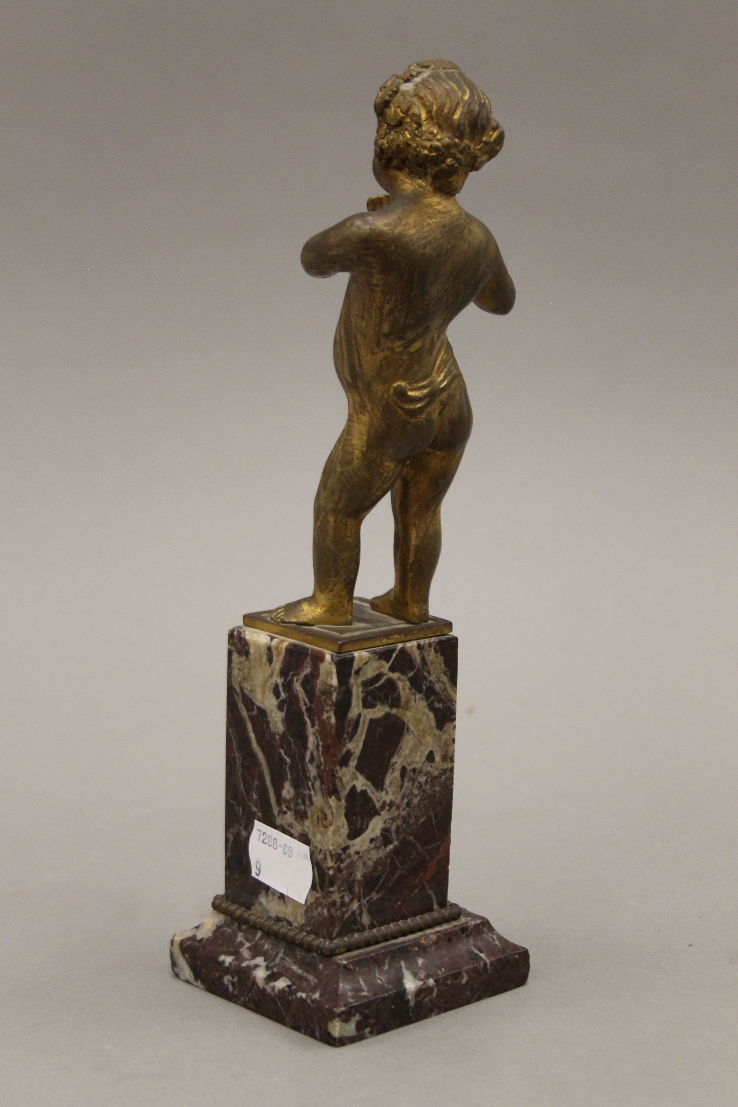 A pair of bronze putto, on marble bases. The largest 27 cm high. - Image 7 of 7