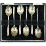 A cased set of silver tea spoons. 72.7 grammes.