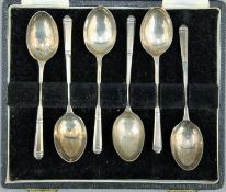 A cased set of silver tea spoons. 72.7 grammes.