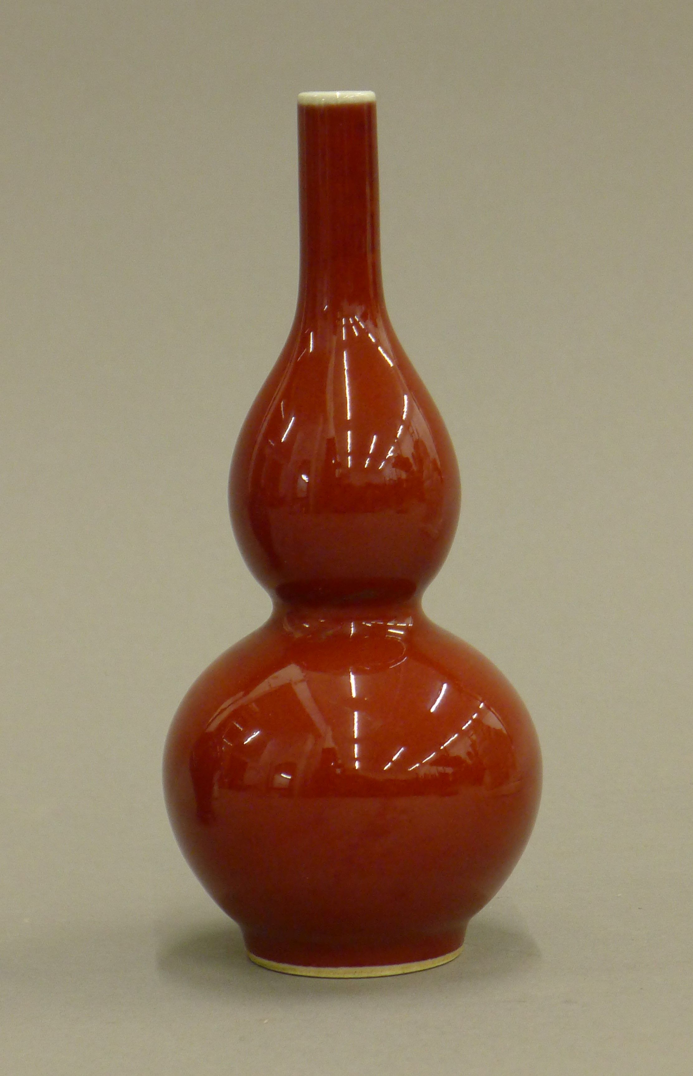A small Chinese red porcelain double gourd vase. 17 cm high. - Image 2 of 3