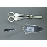 A pair of silver grape scissors and an 800 silver cake slice. The former 18 cm long. 162.6 grammes.