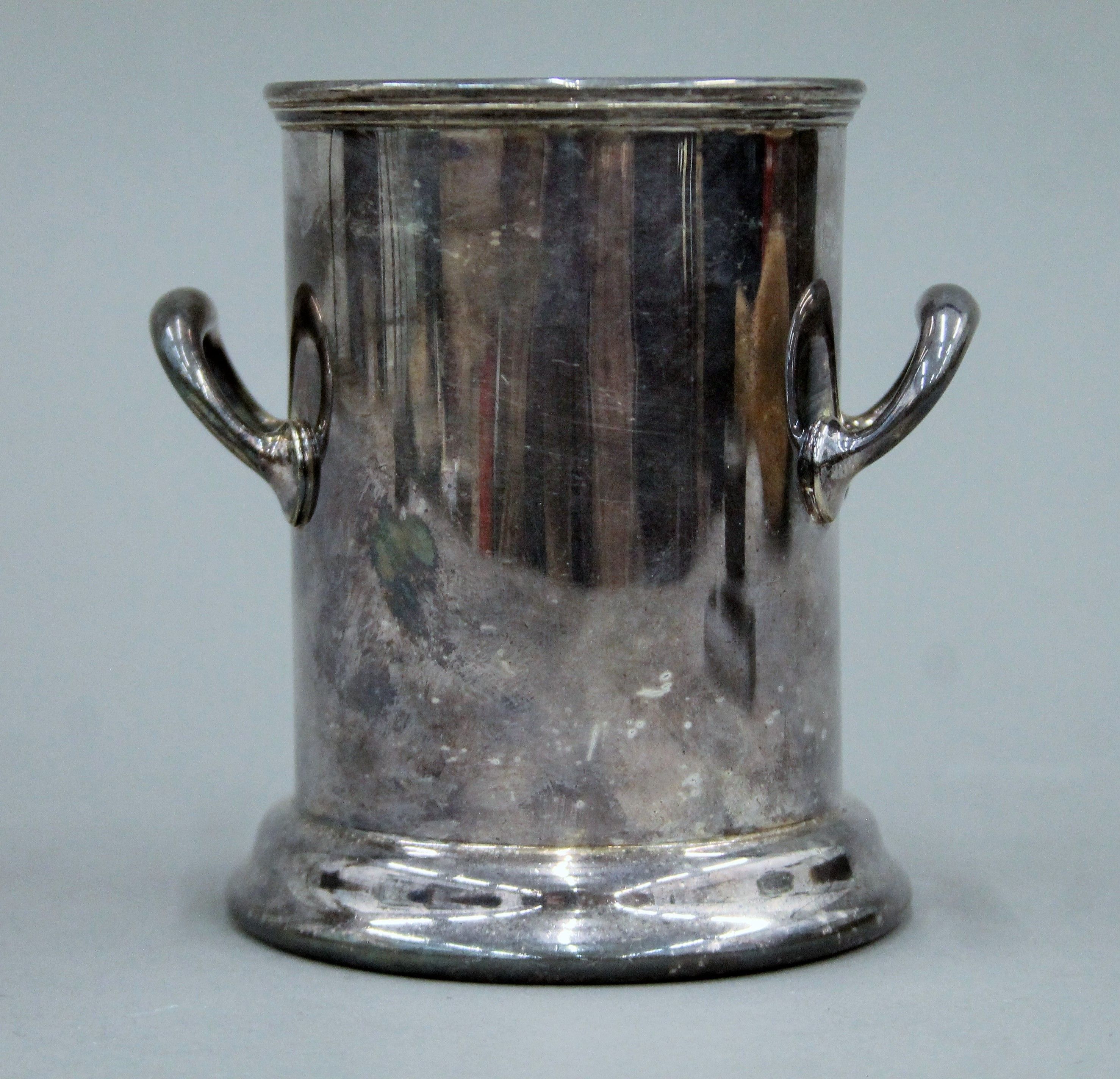 A small silver bottle coaster. 11 cm high. 310.9 grammes. - Image 2 of 4