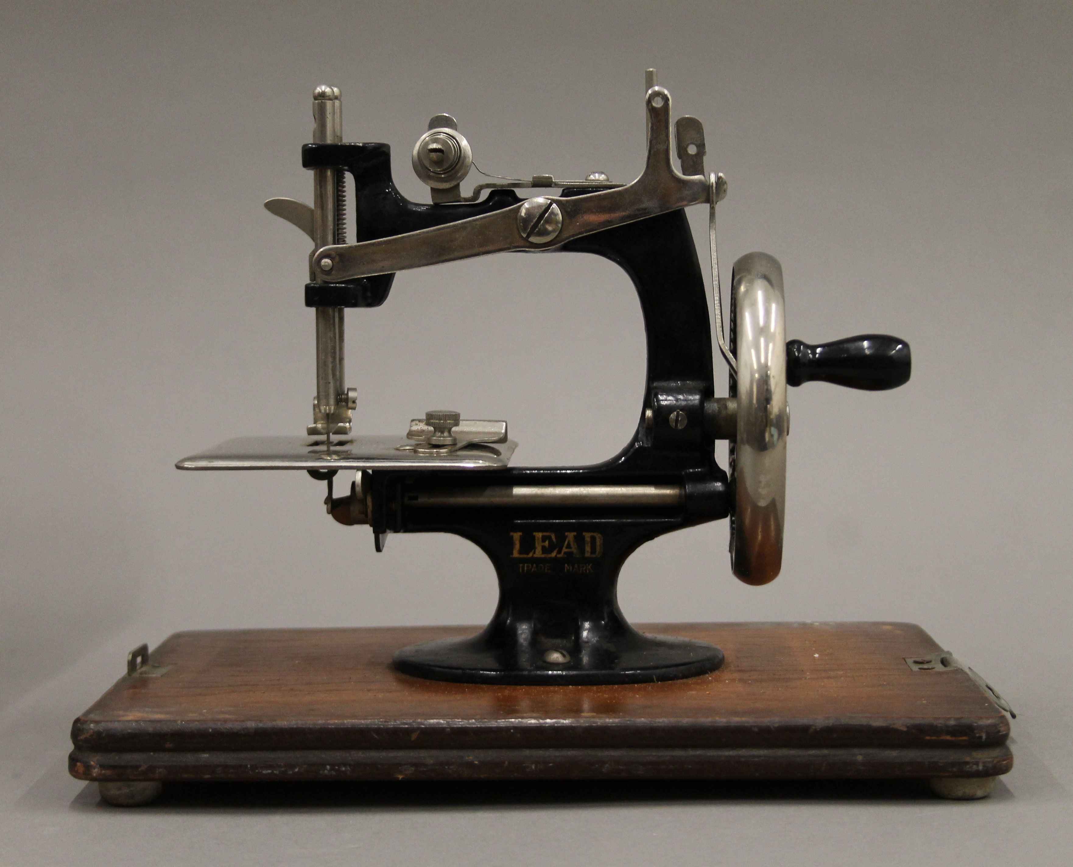 A miniature 'LEAD' sewing machine and case. The case 23 cm long. - Image 2 of 6