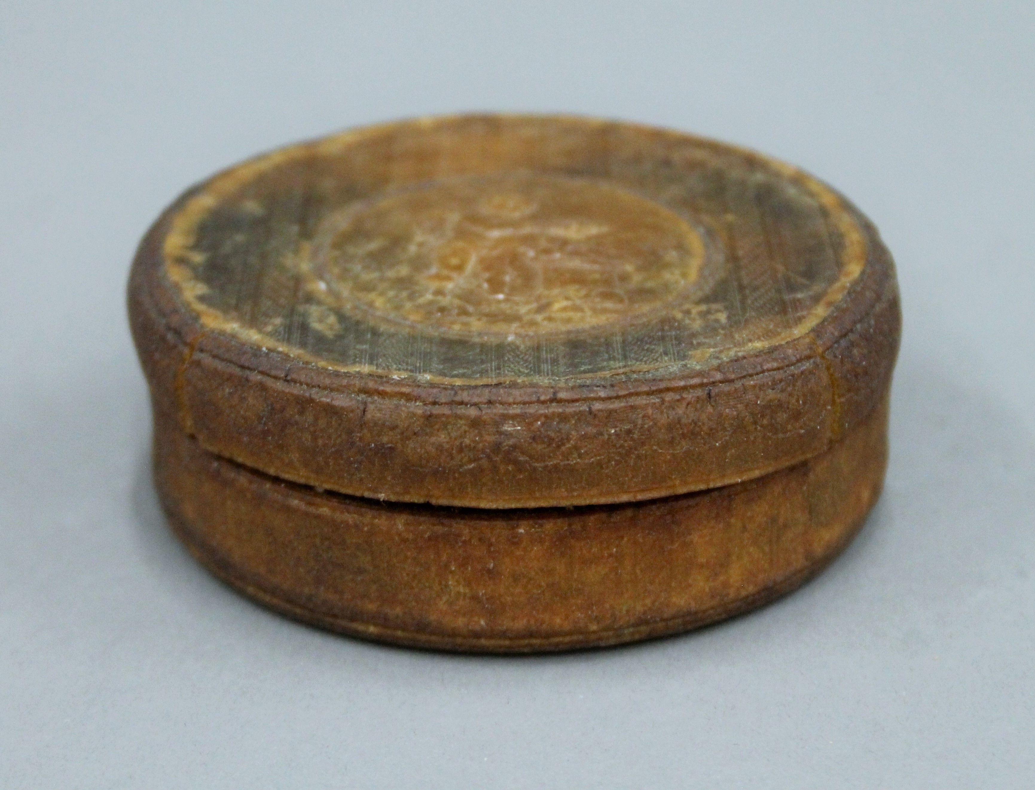 Two snuff boxes and a mauchline ware needle case. - Image 6 of 8
