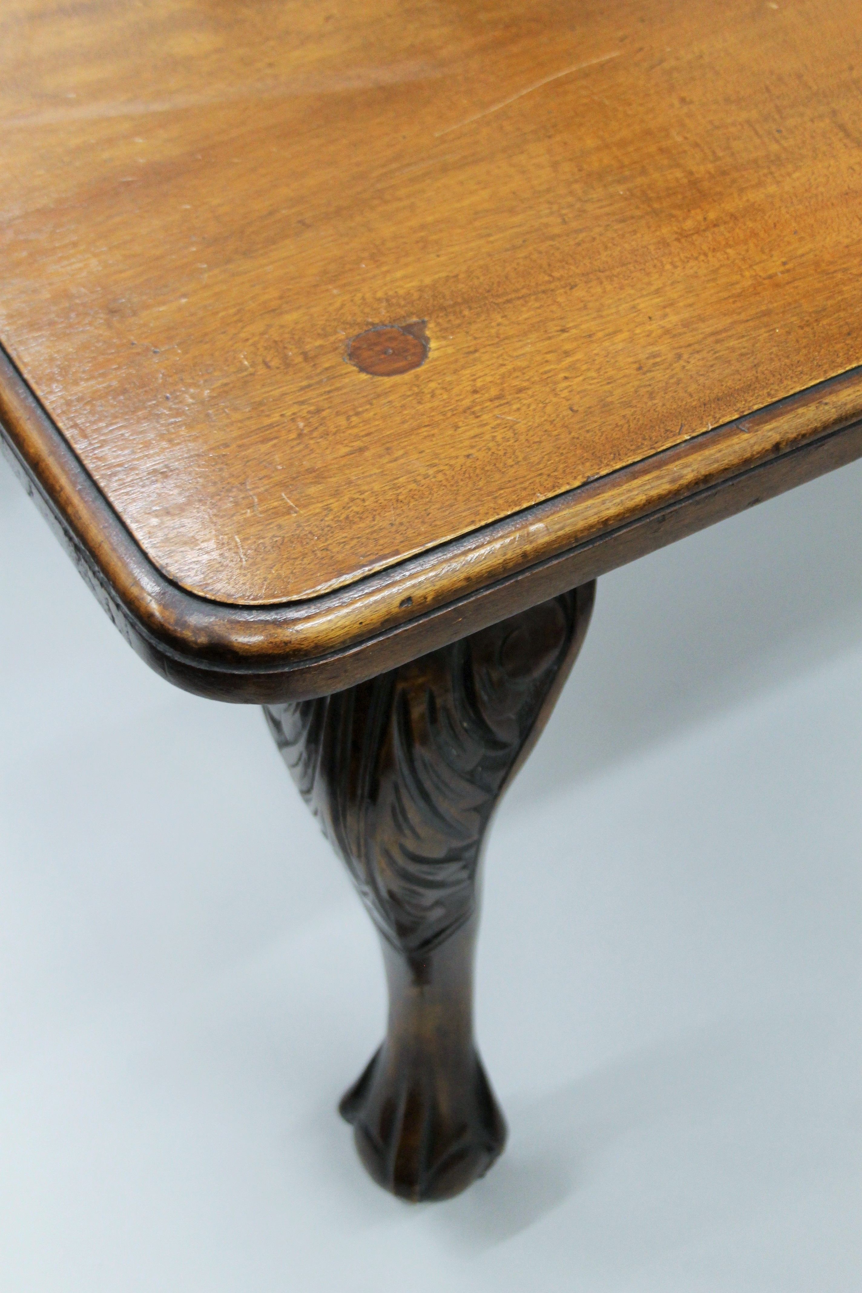 A Victorian mahogany single leaf extending dining table. 140 cm long extended x 102 cm wide. - Image 3 of 6