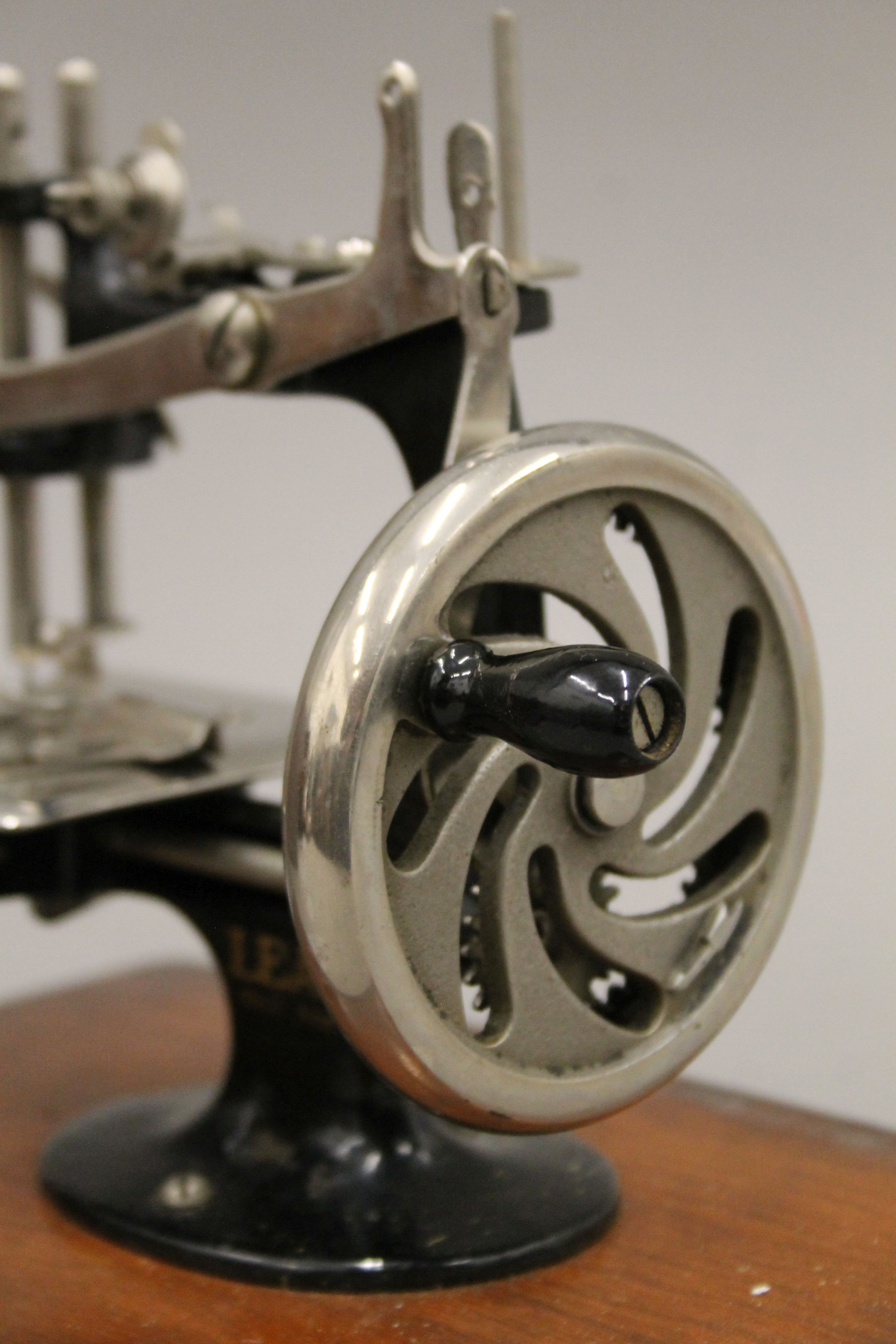 A miniature 'LEAD' sewing machine and case. The case 23 cm long. - Image 4 of 6