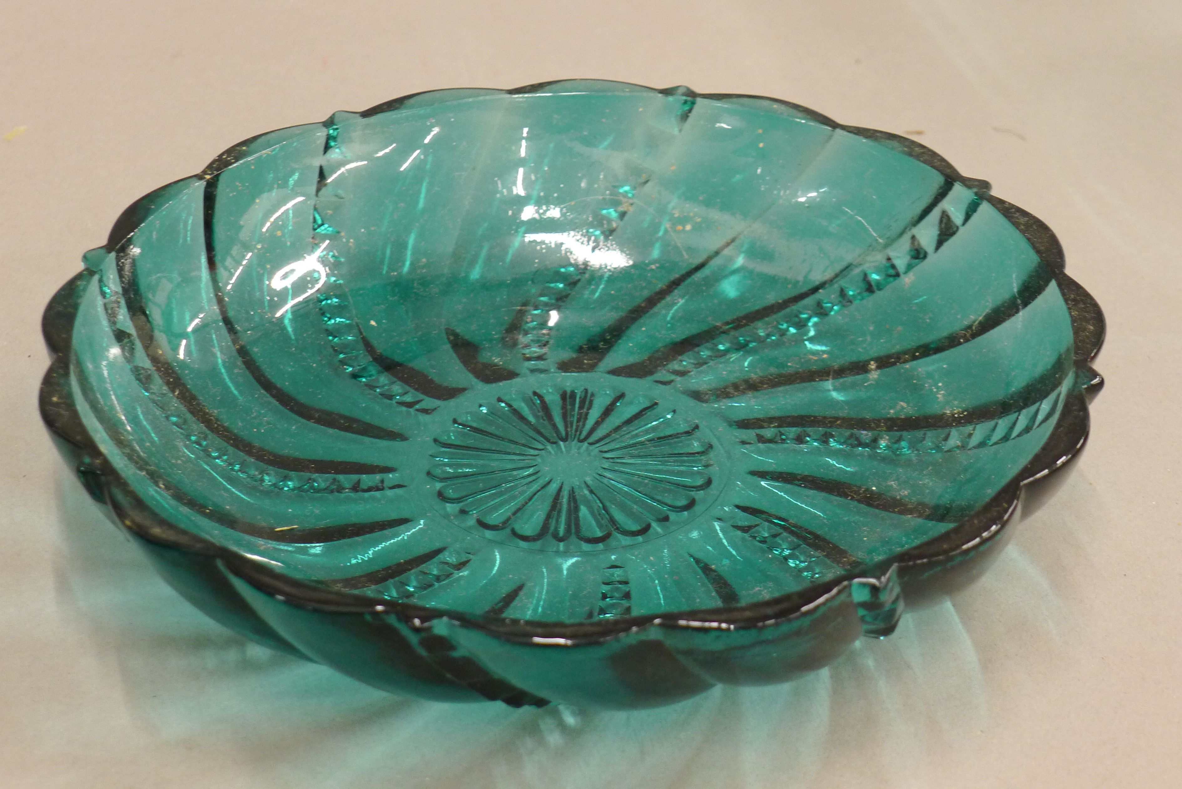 A box of Art glass and a plafonnier. - Image 18 of 22