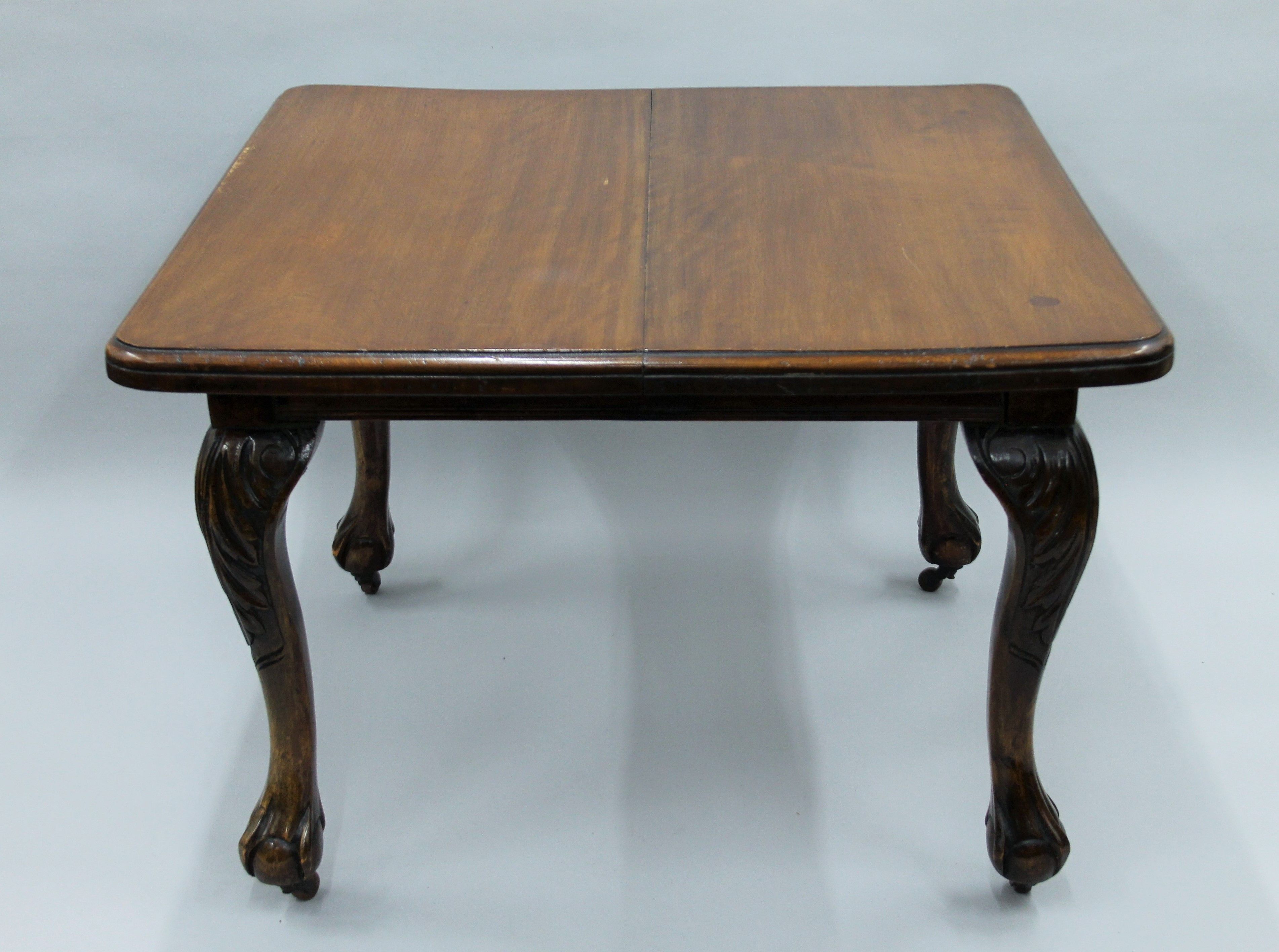 A Victorian mahogany single leaf extending dining table. 140 cm long extended x 102 cm wide. - Image 2 of 6