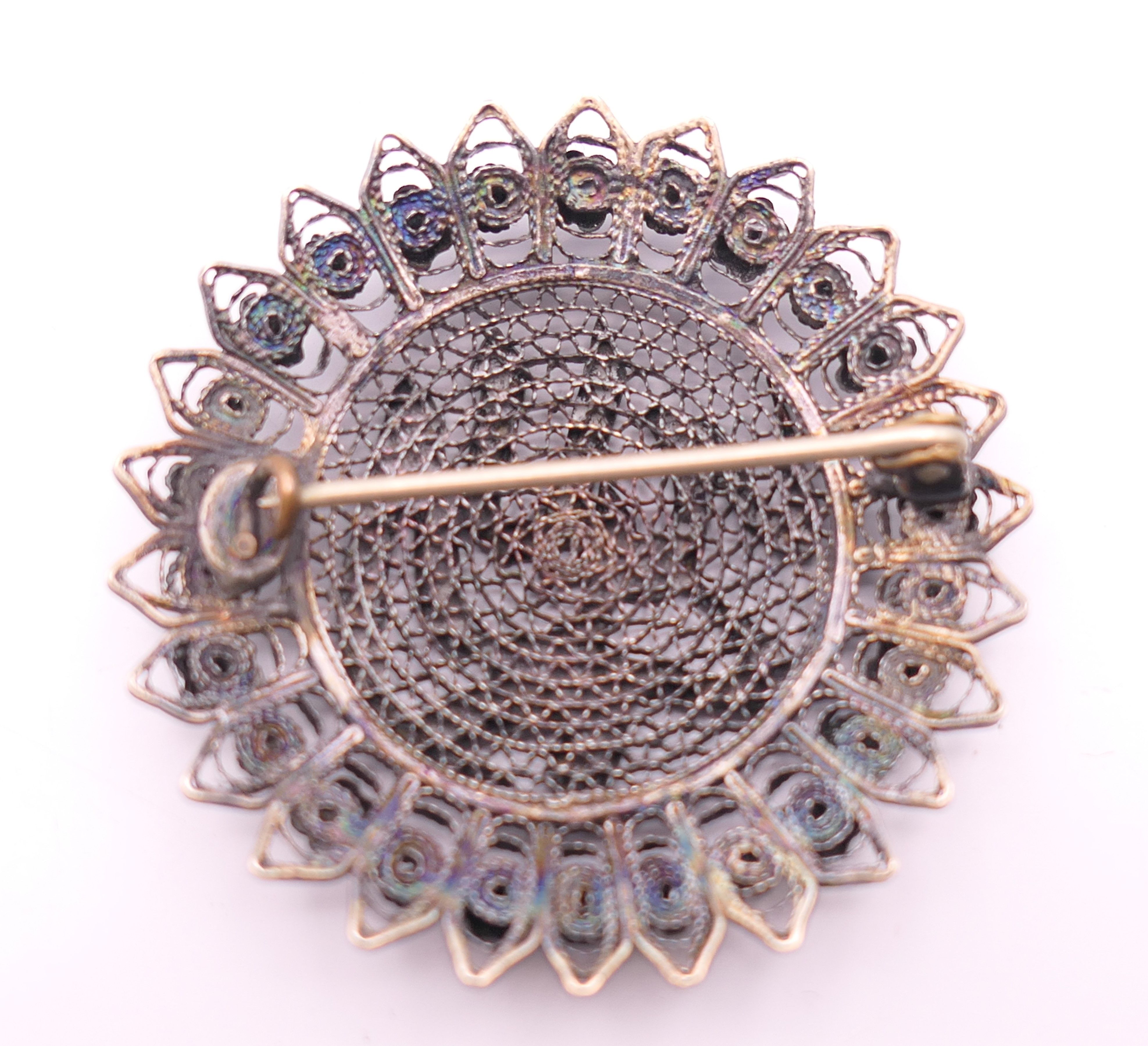 An unmarked silver filigree turban brooch. 4.5 cm diameter. - Image 3 of 3