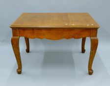 An early 20th century oak dining table. 123 cm long x 99 cm wide.