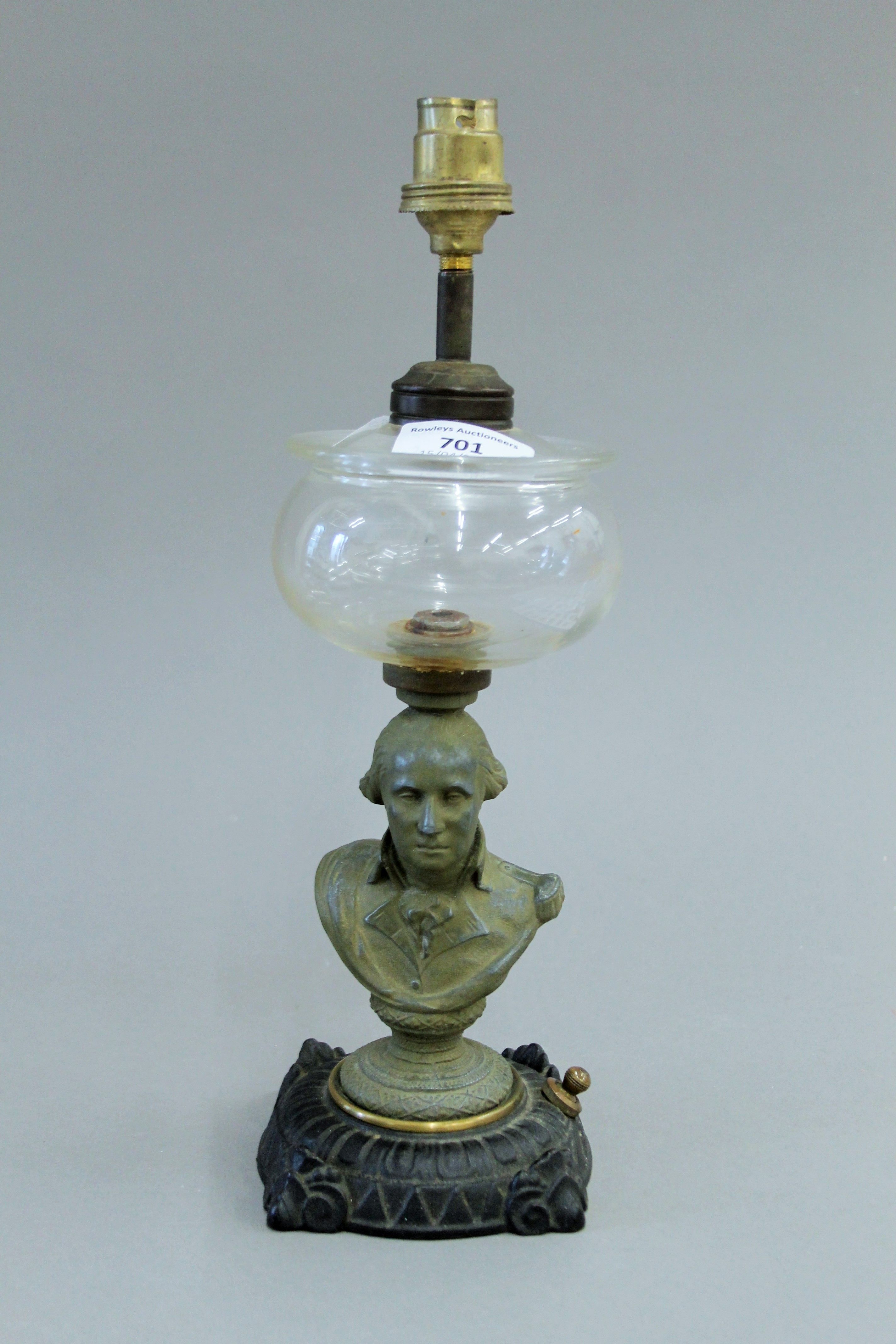 A table lamp formed as George Washington. 31 cm high overall.