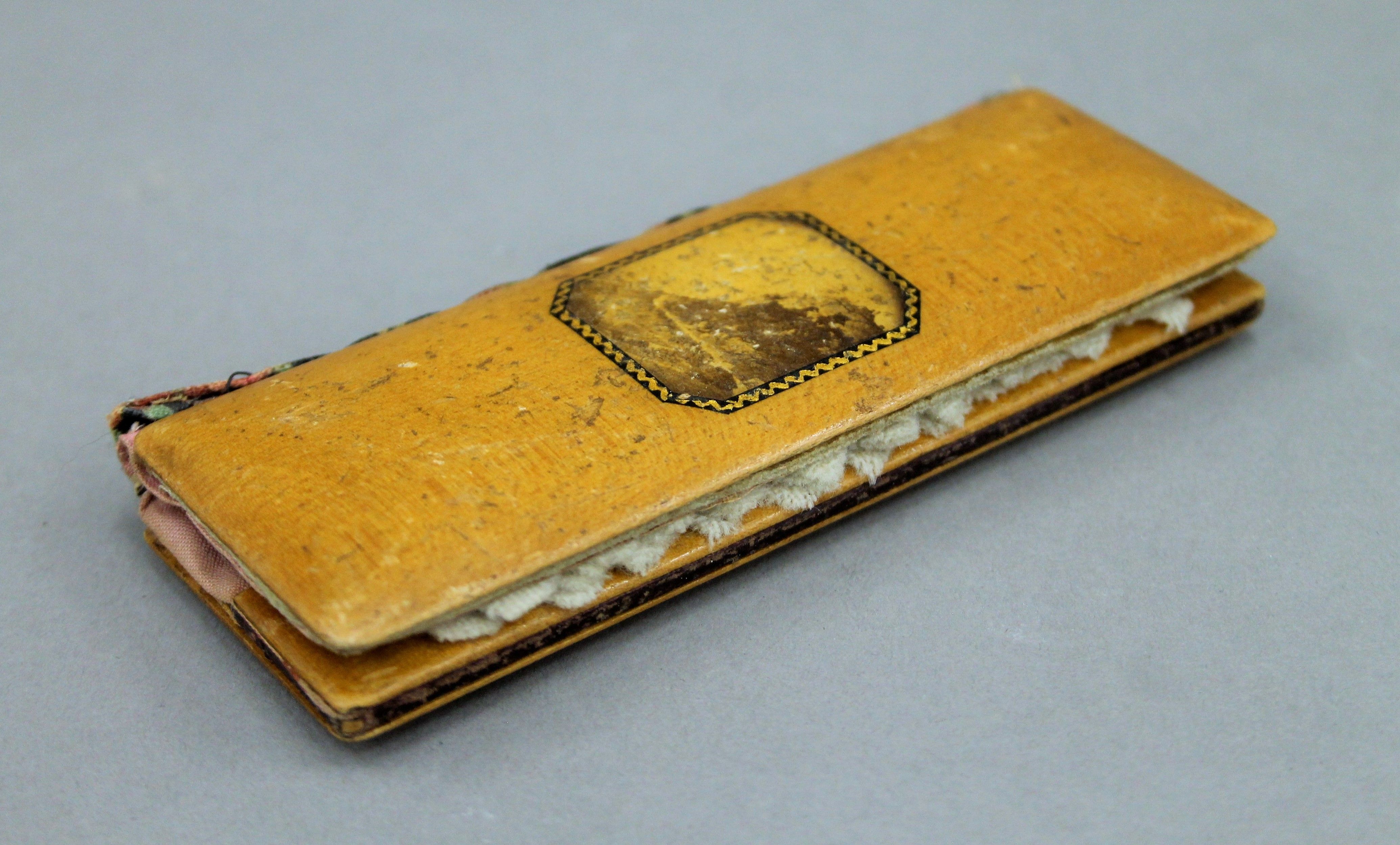 Two snuff boxes and a mauchline ware needle case. - Image 2 of 8
