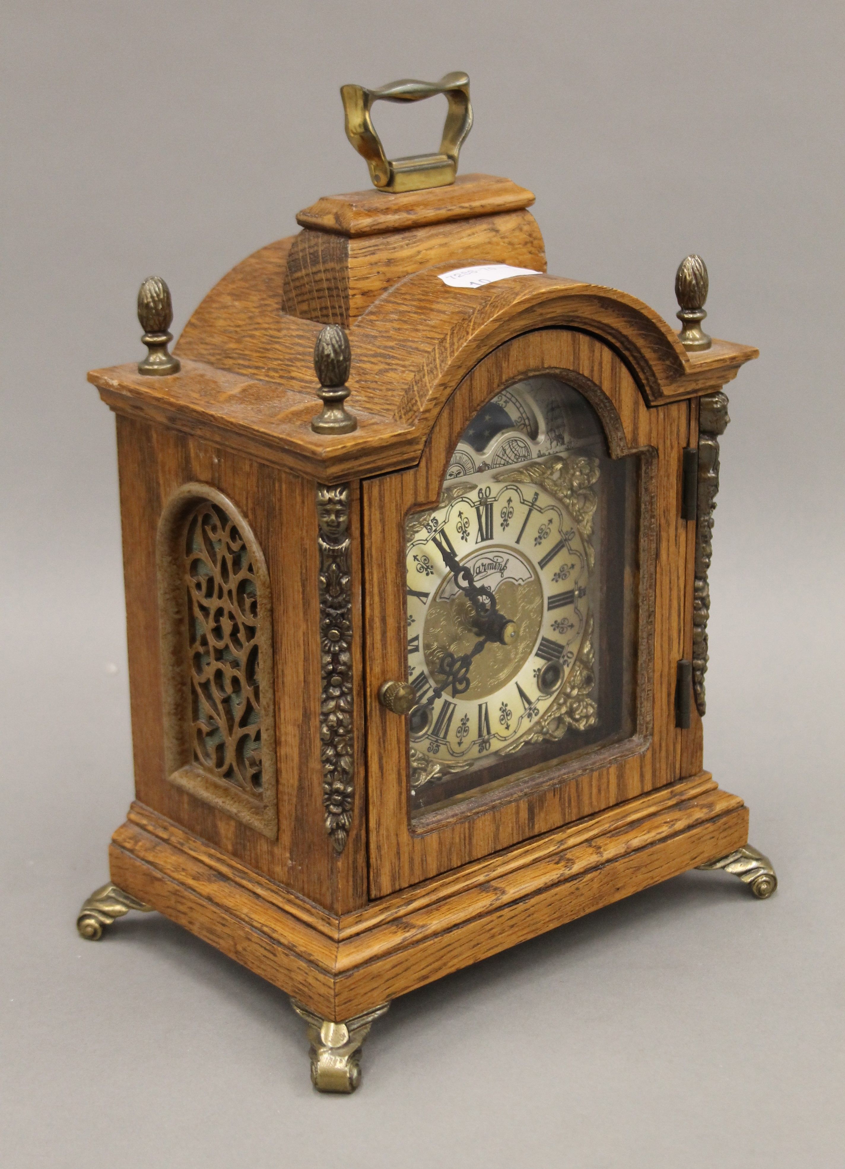 A small oak mantle clock. 23 cm high. - Image 4 of 5