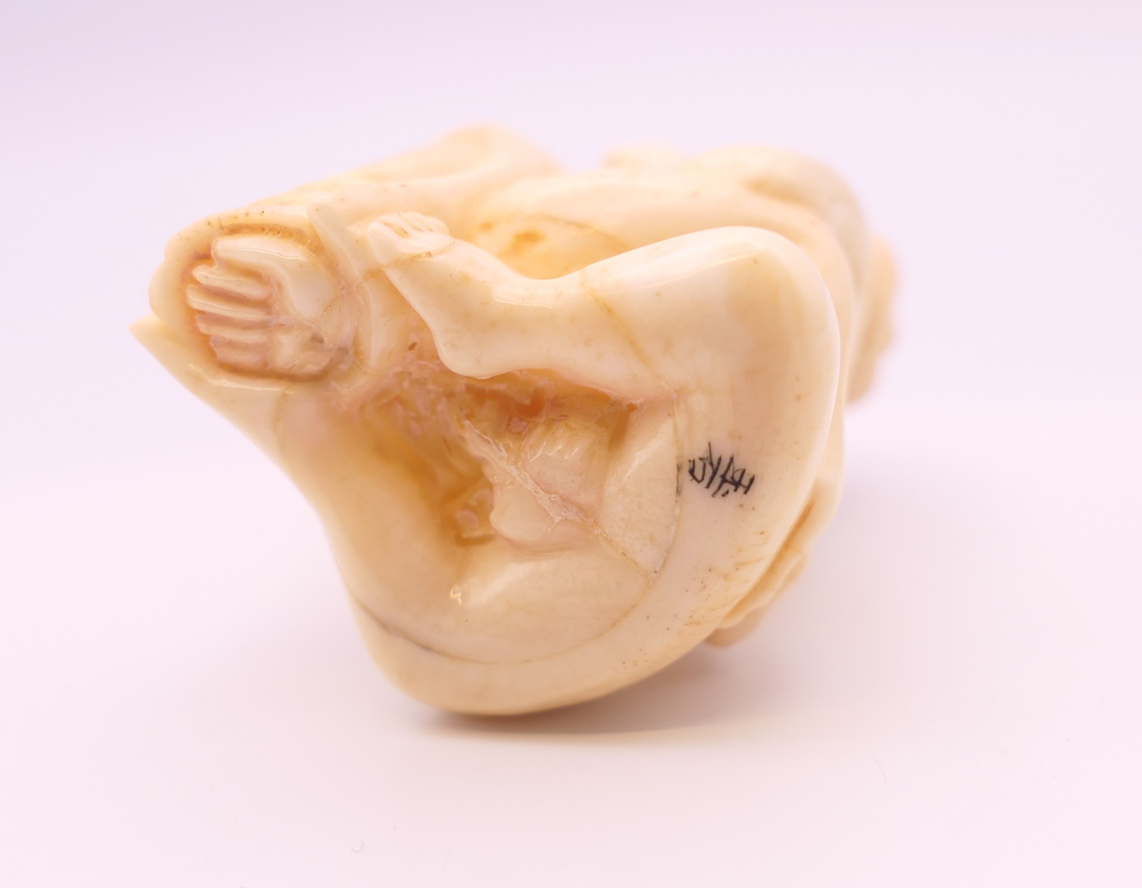 An erotic bone carving. 4 cm high. - Image 3 of 4