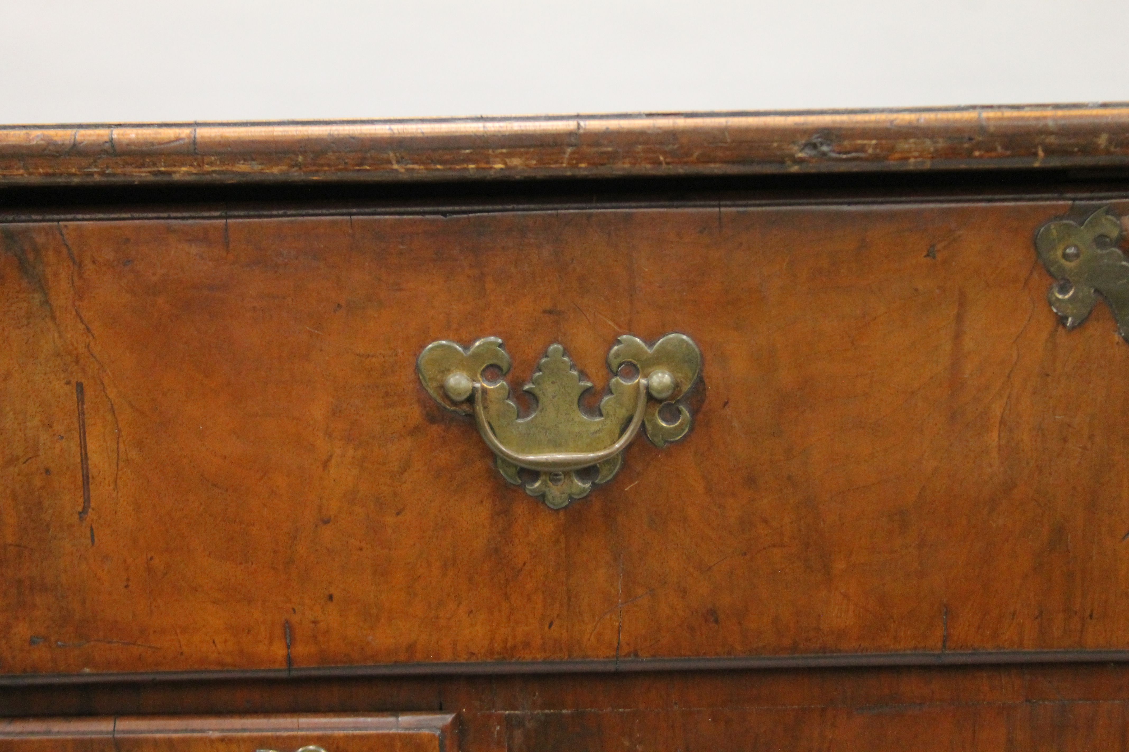 An 18th century walnut veneered kneehole desk. 79.5 cm wide. - Image 4 of 10