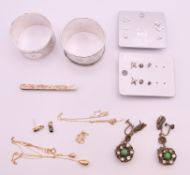 A quantity of gold and silver jewellery, and two silver napkin rings.