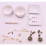 A quantity of gold and silver jewellery, and two silver napkin rings.