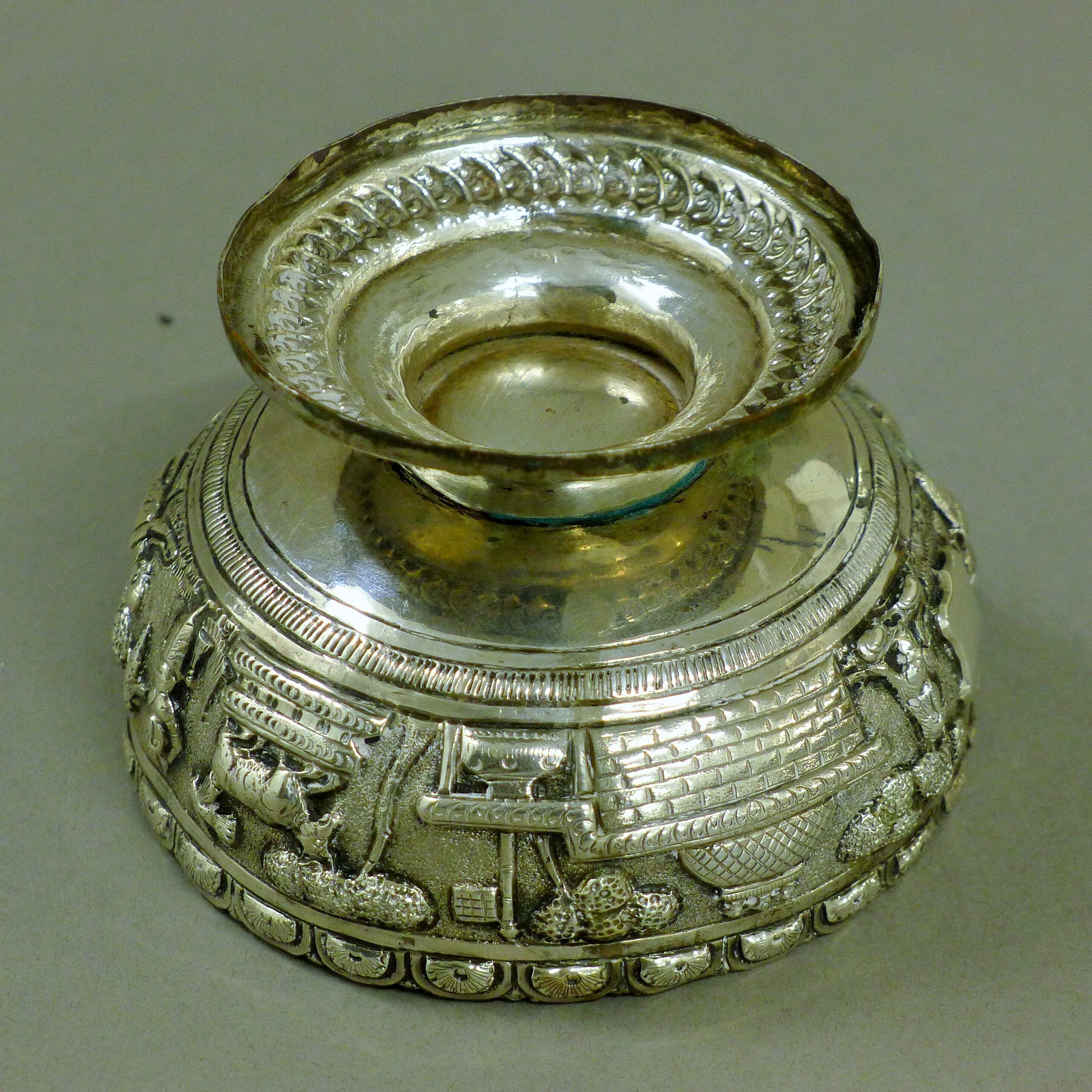 An Indian silver bowl with repousse decoration of rural scenery. 10 cm diameter. 85.9 grammes. - Image 5 of 5