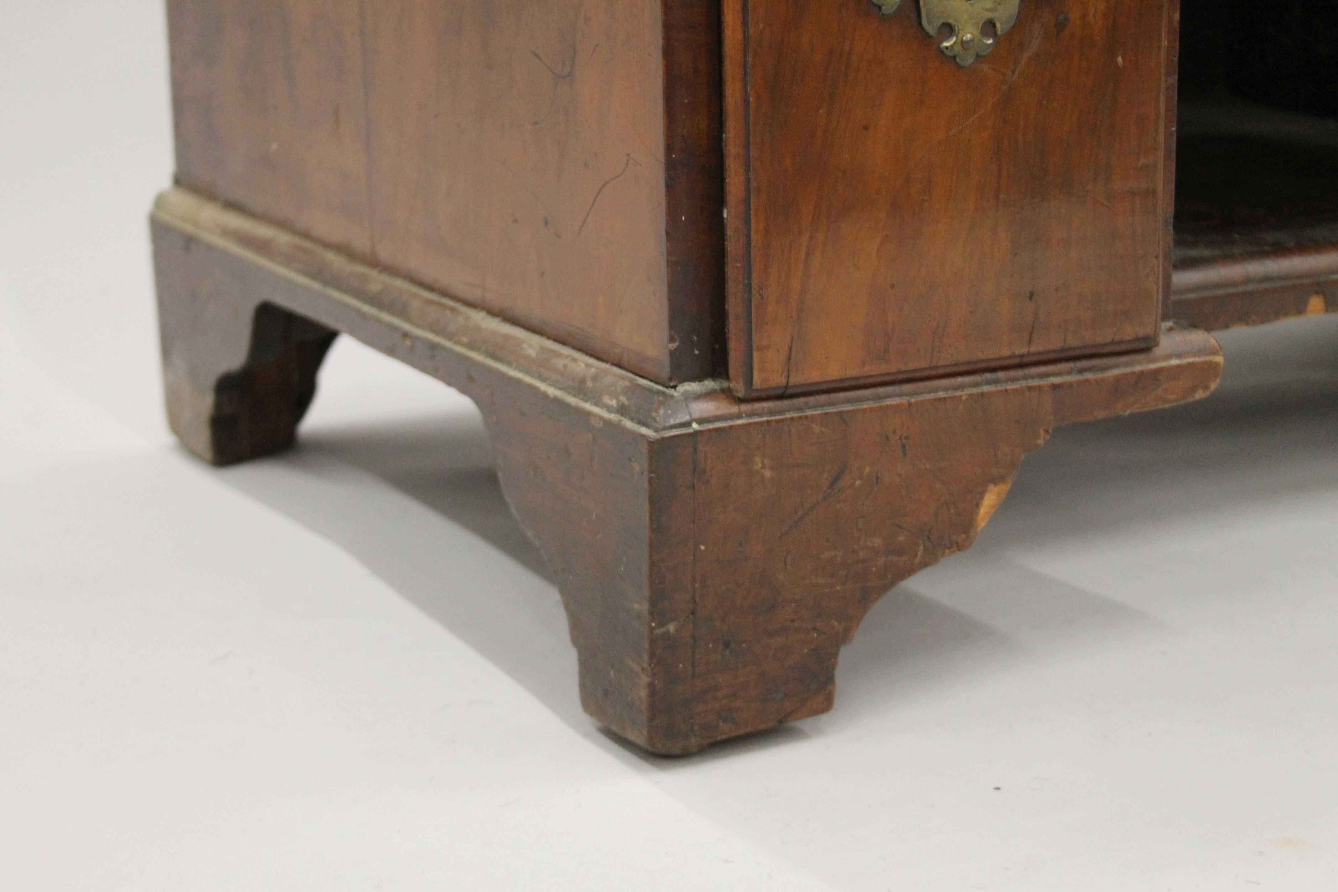 An 18th century walnut veneered kneehole desk. 79.5 cm wide. - Image 6 of 10