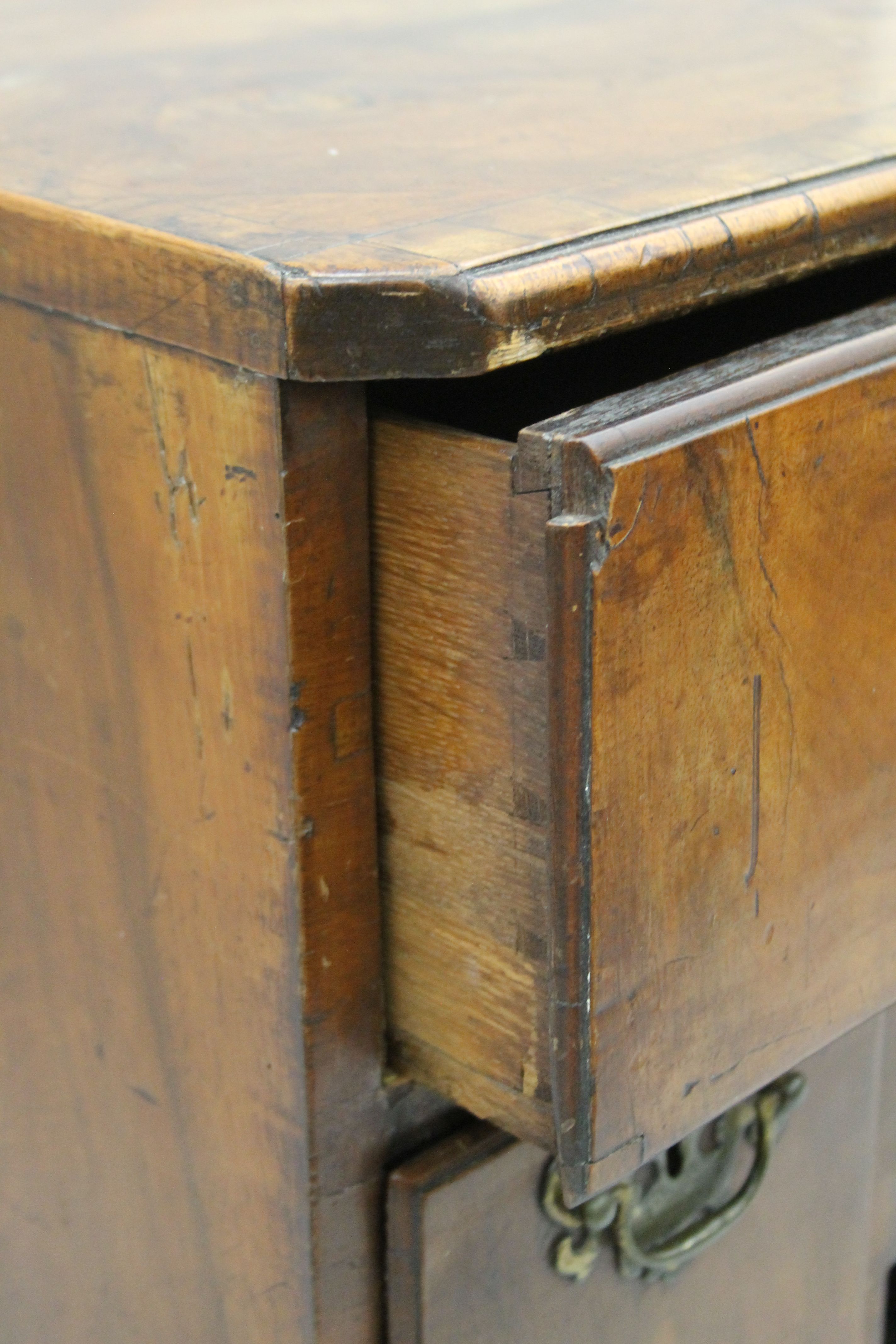 An 18th century walnut veneered kneehole desk. 79.5 cm wide. - Image 5 of 10