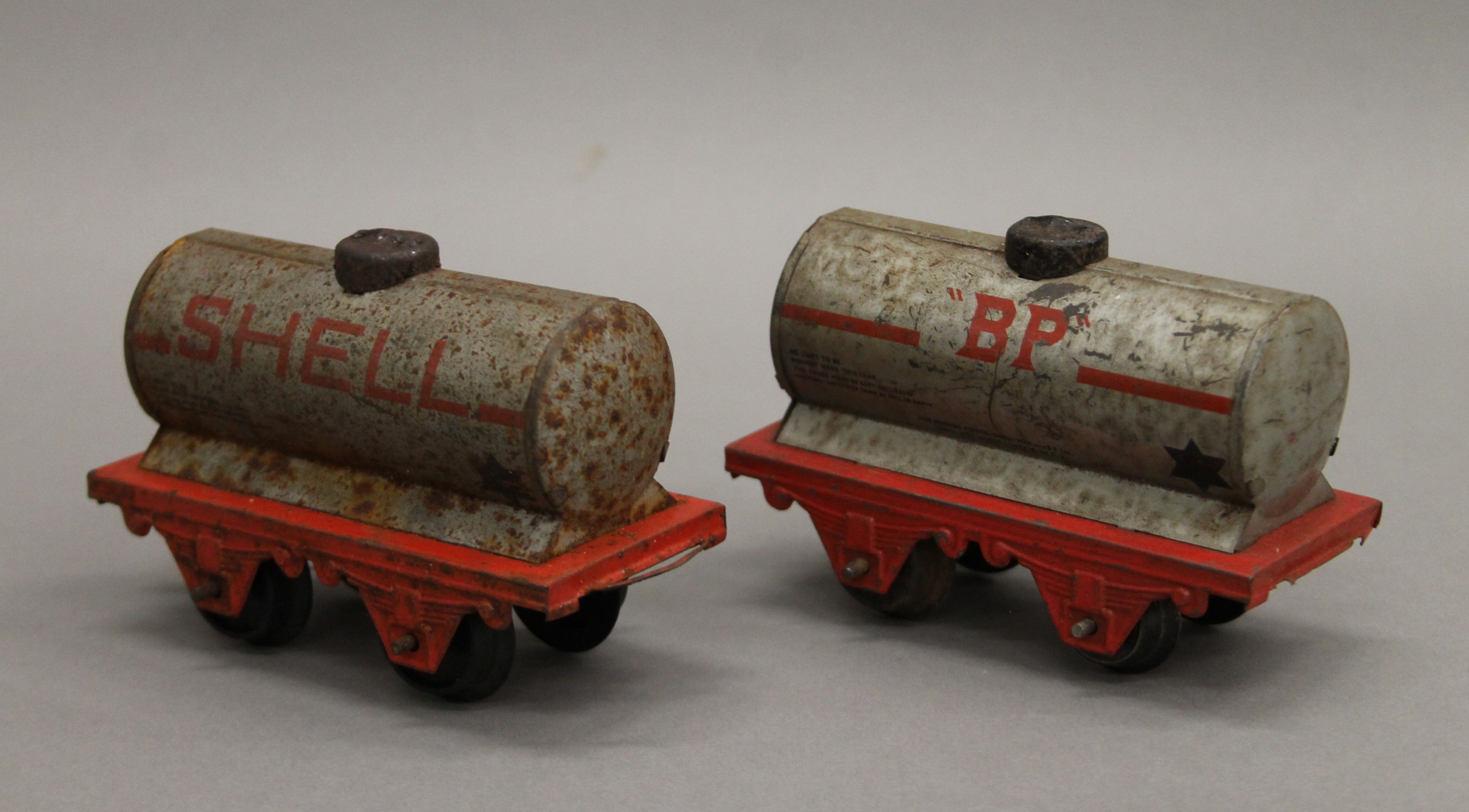 A quantity of Hornby tin plate carriages, etc. - Image 5 of 5