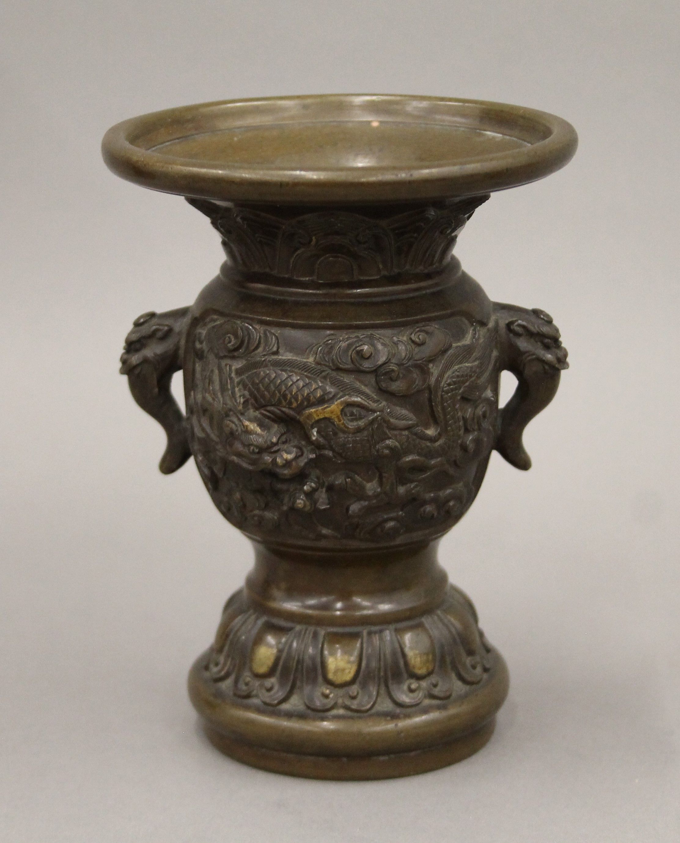 Two Japanese bronze vases. The largest 13.5 cm high. - Image 2 of 14