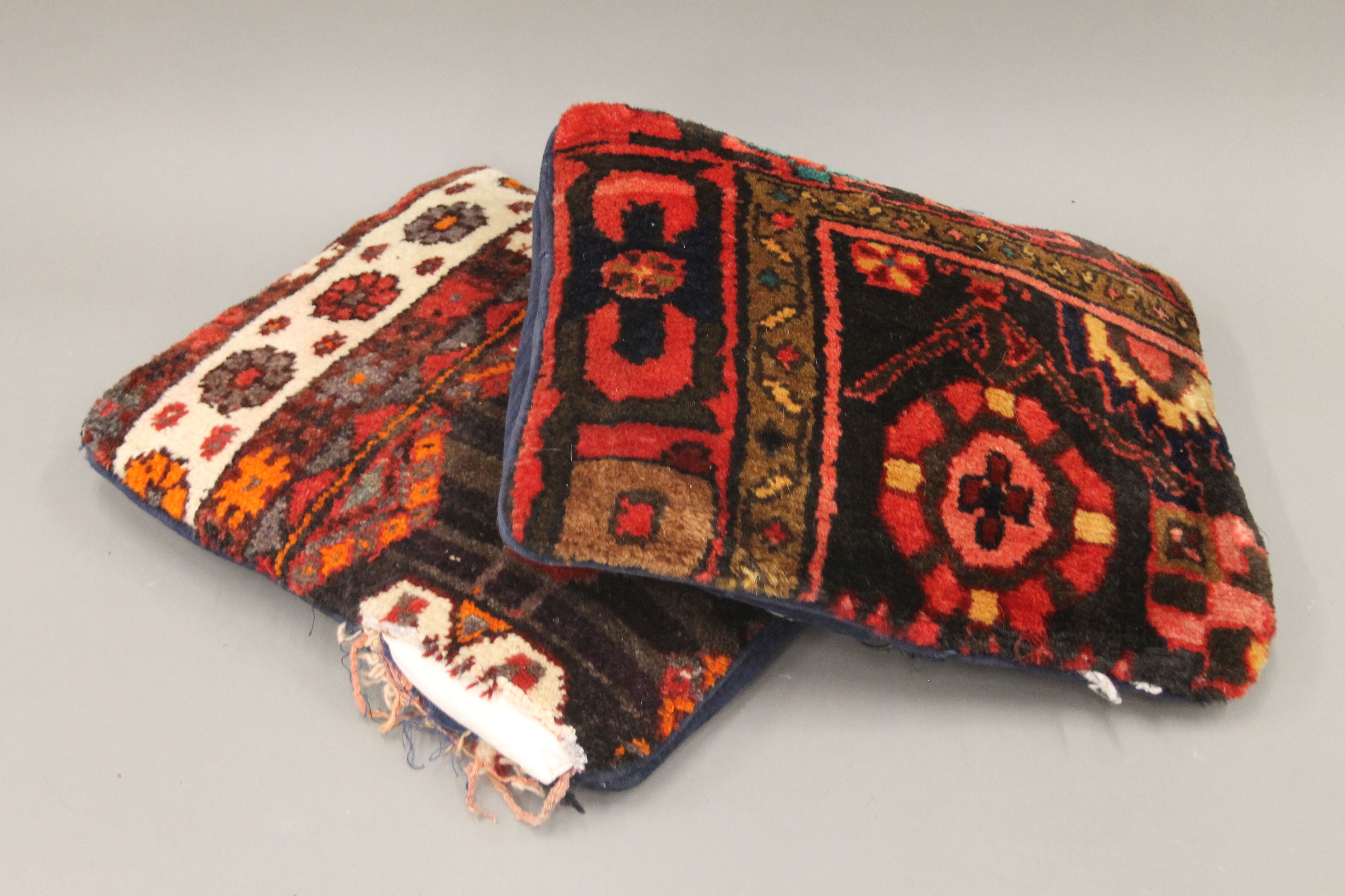 A Persian saddle bag rug and two cushions. The former approximately 98 cm long. - Image 4 of 5