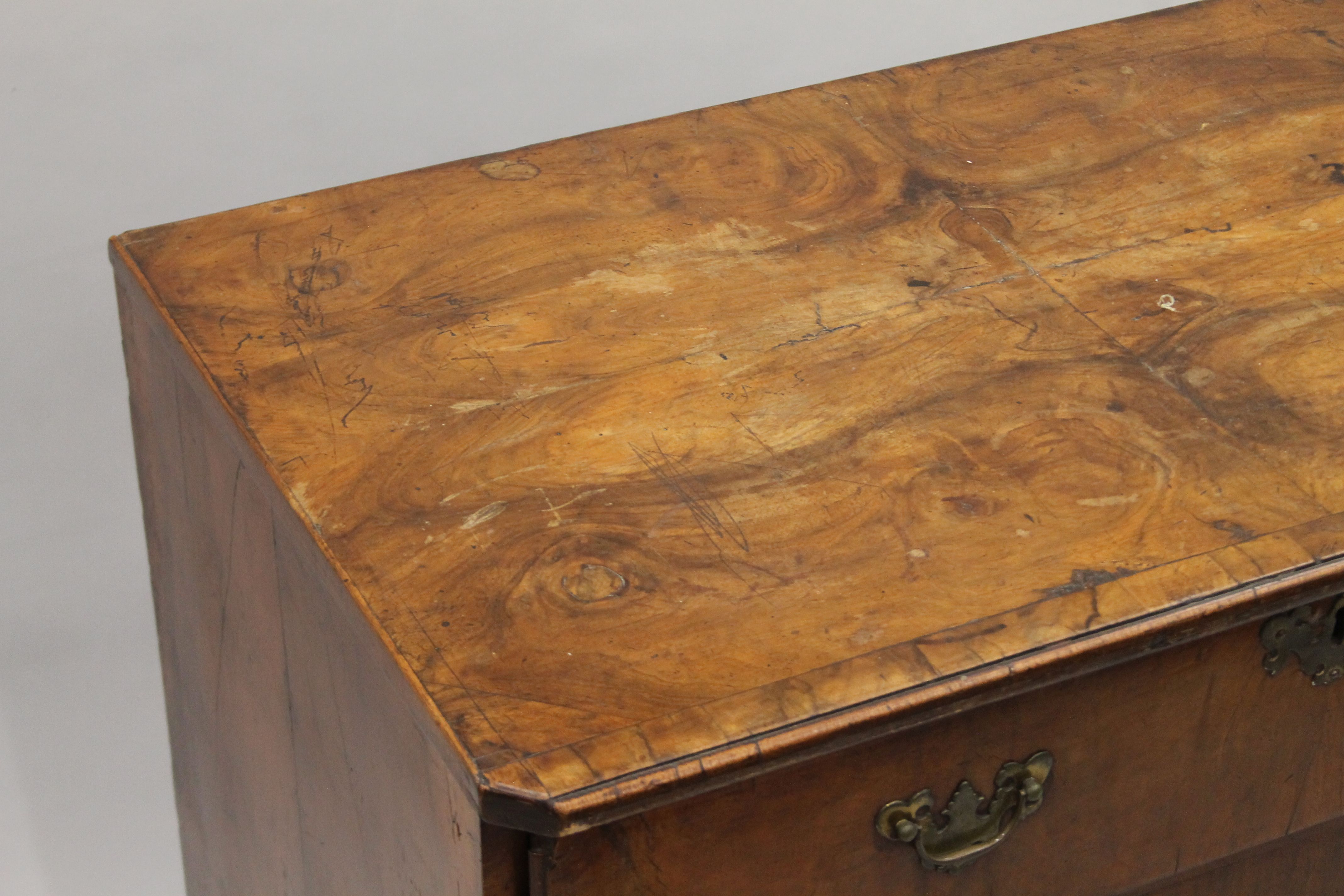 An 18th century walnut veneered kneehole desk. 79.5 cm wide. - Image 3 of 10