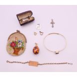 A quantity of vintage jewellery items, etc, including a beaded purse, thimble, bangle.