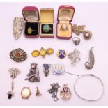 A quantity of costume jewellery.