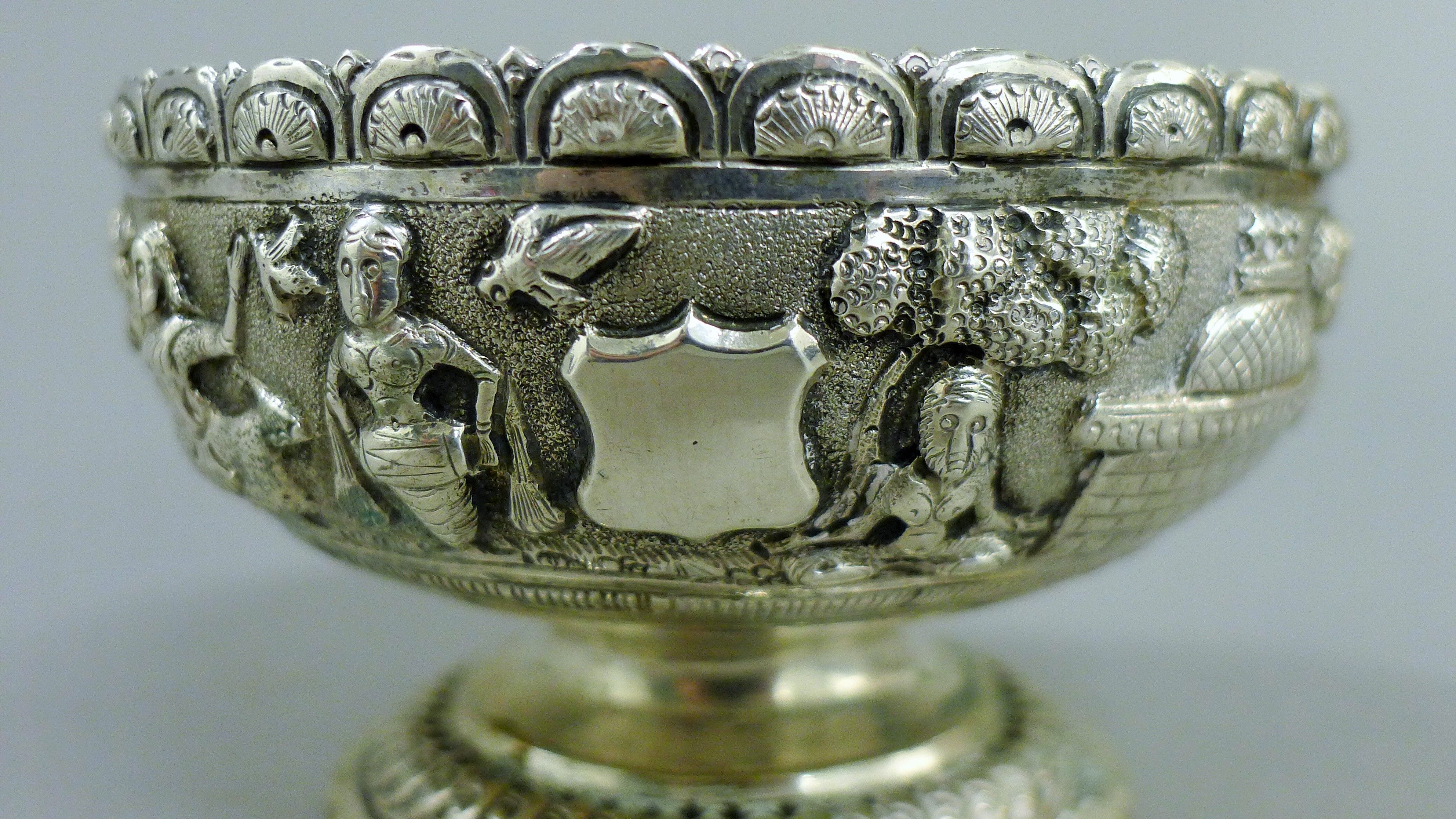 An Indian silver bowl with repousse decoration of rural scenery. 10 cm diameter. 85.9 grammes. - Image 3 of 5