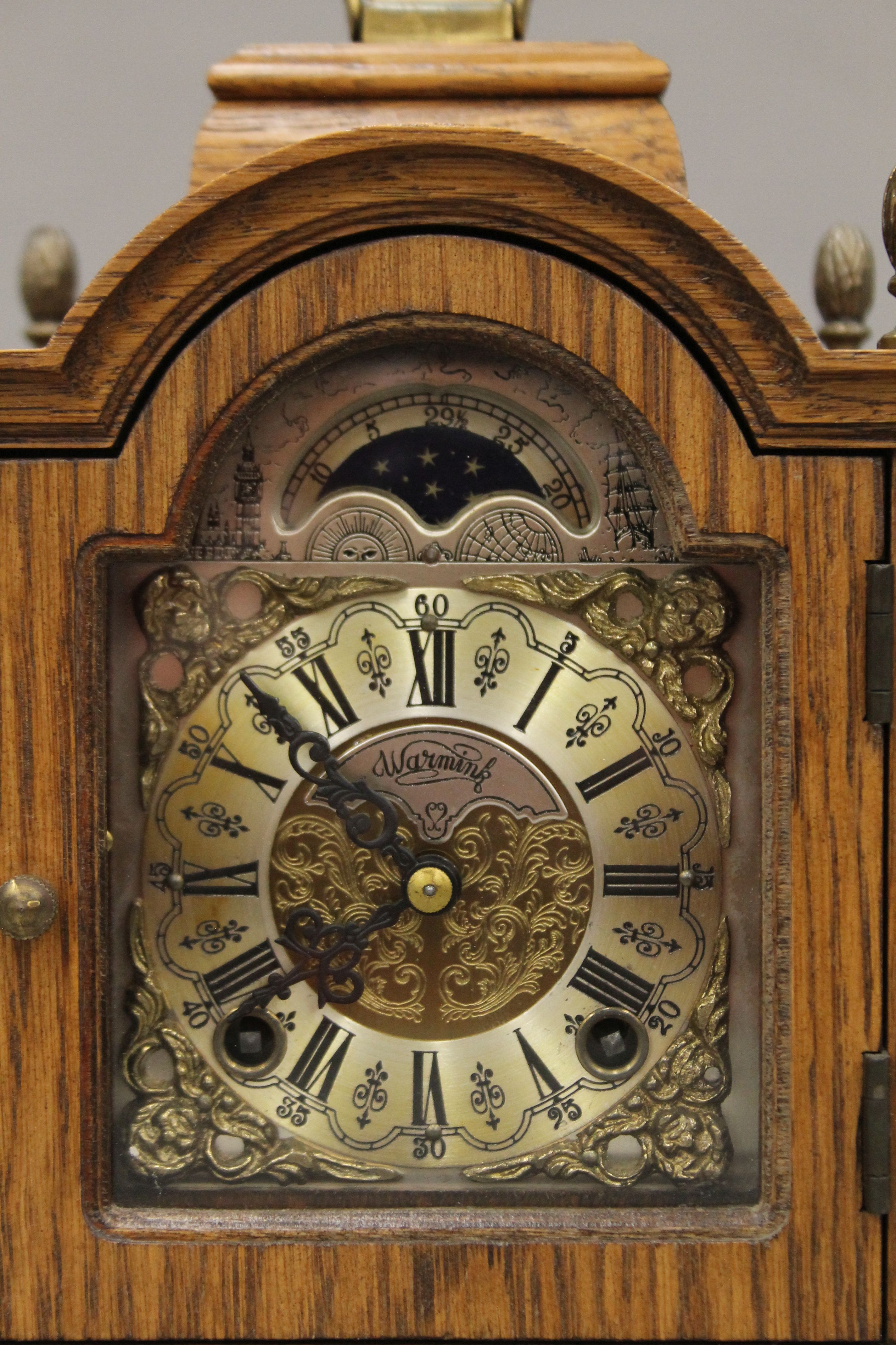 A small oak mantle clock. 23 cm high. - Image 3 of 5