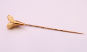 A unmarked stick pin housed in a Goldsmiths & Silversmiths Company box. The stick pin 8.5 cm long.