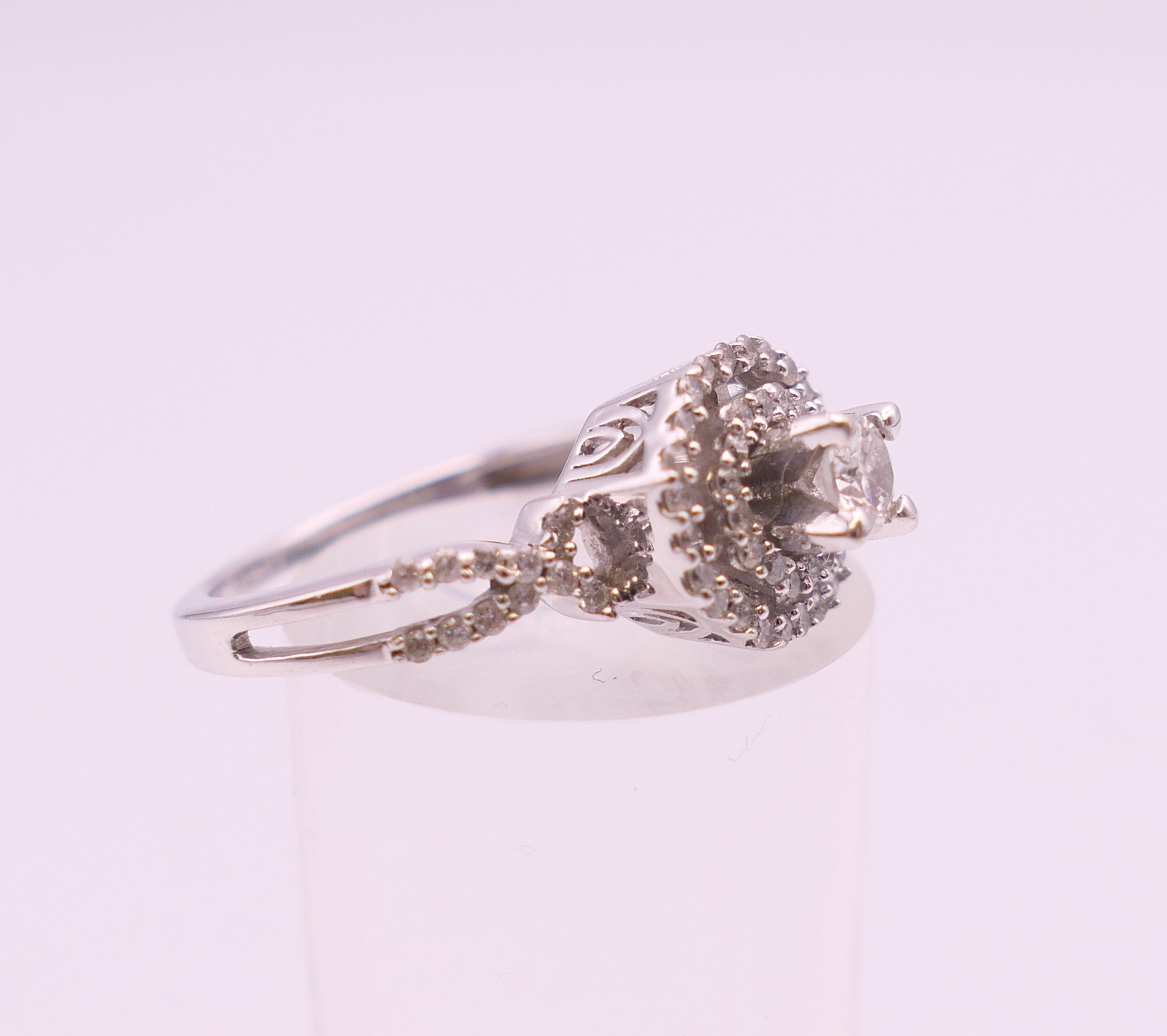 A 14 K white gold diamond ring. Ring size L/M. 3.6 grammes total weight. - Image 3 of 8