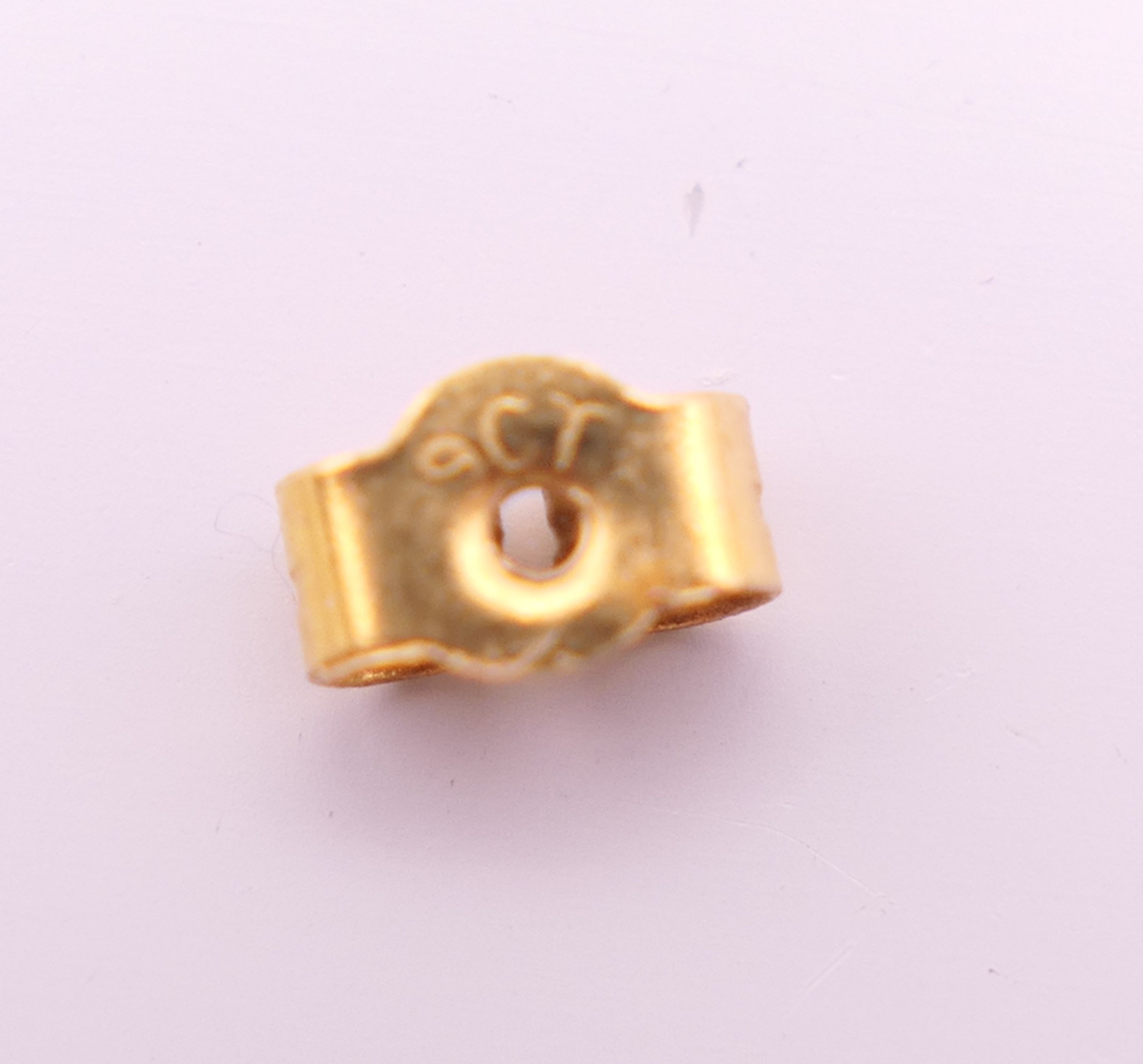A pair of 9 ct gold pearl earrings. 7 mm high. - Bild 5 aus 5
