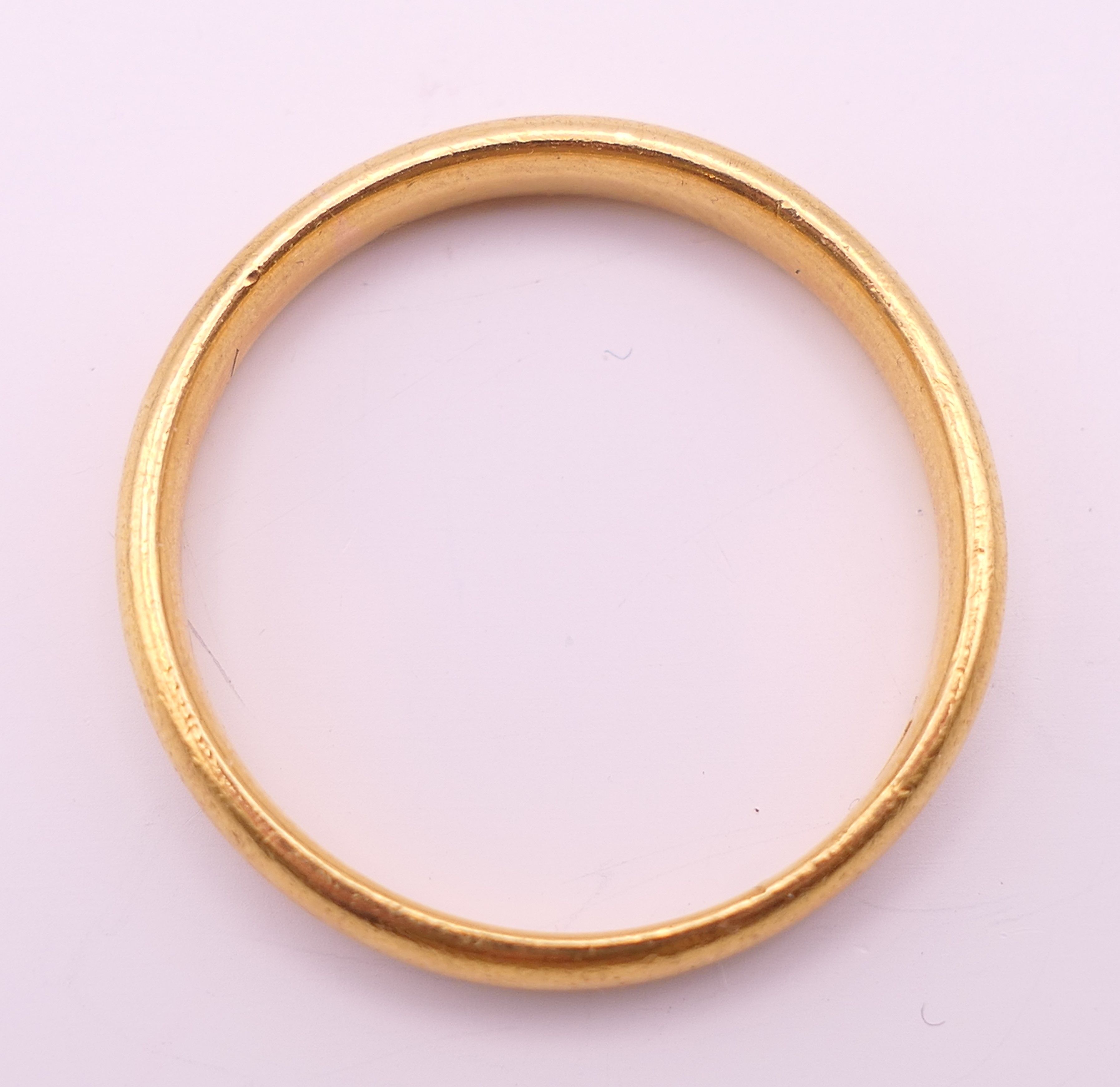 A 22 ct gold wedding band. Ring size X. 6.3 grammes. - Bild 2 aus 3