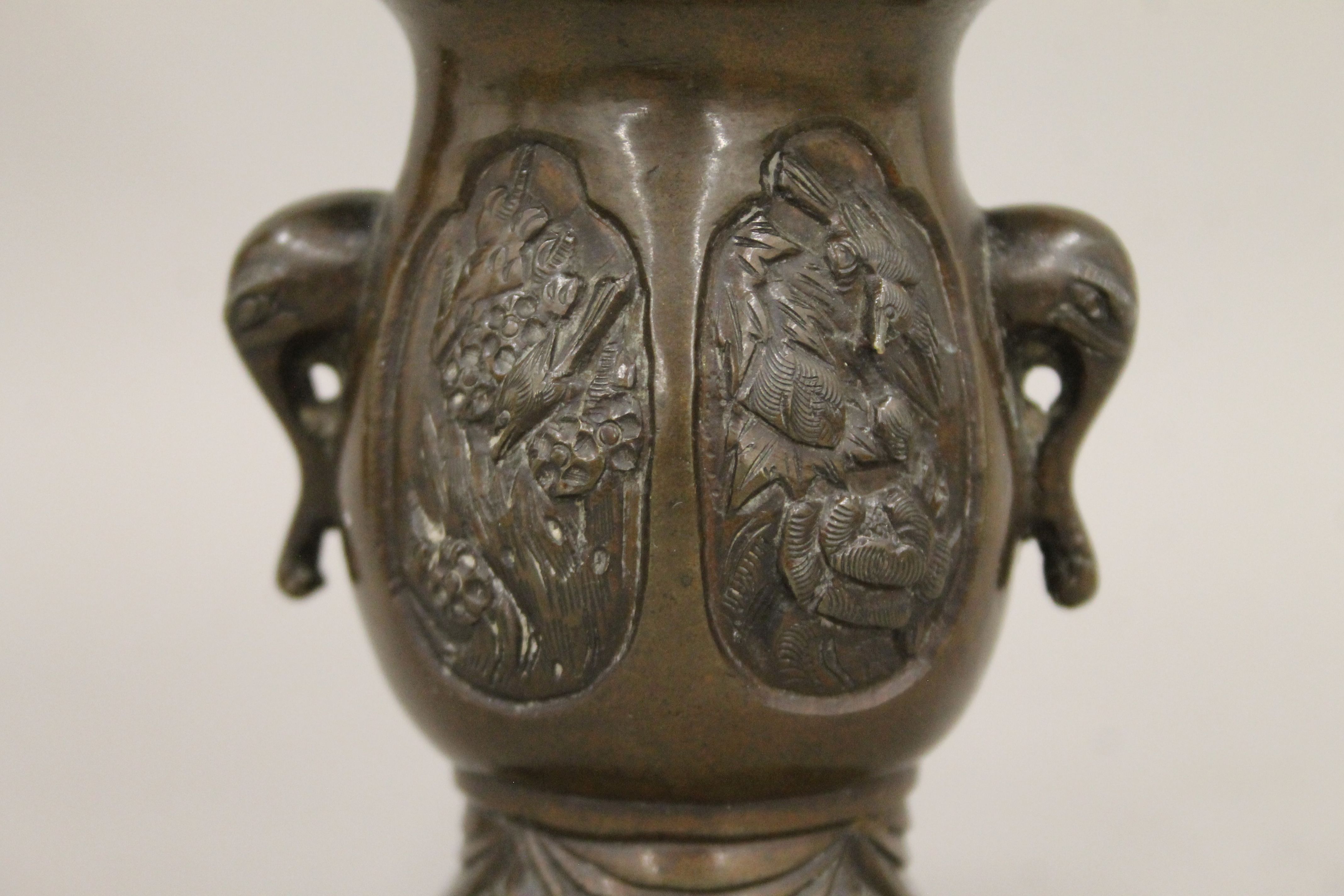 Two Japanese bronze vases. The largest 13.5 cm high. - Image 11 of 14