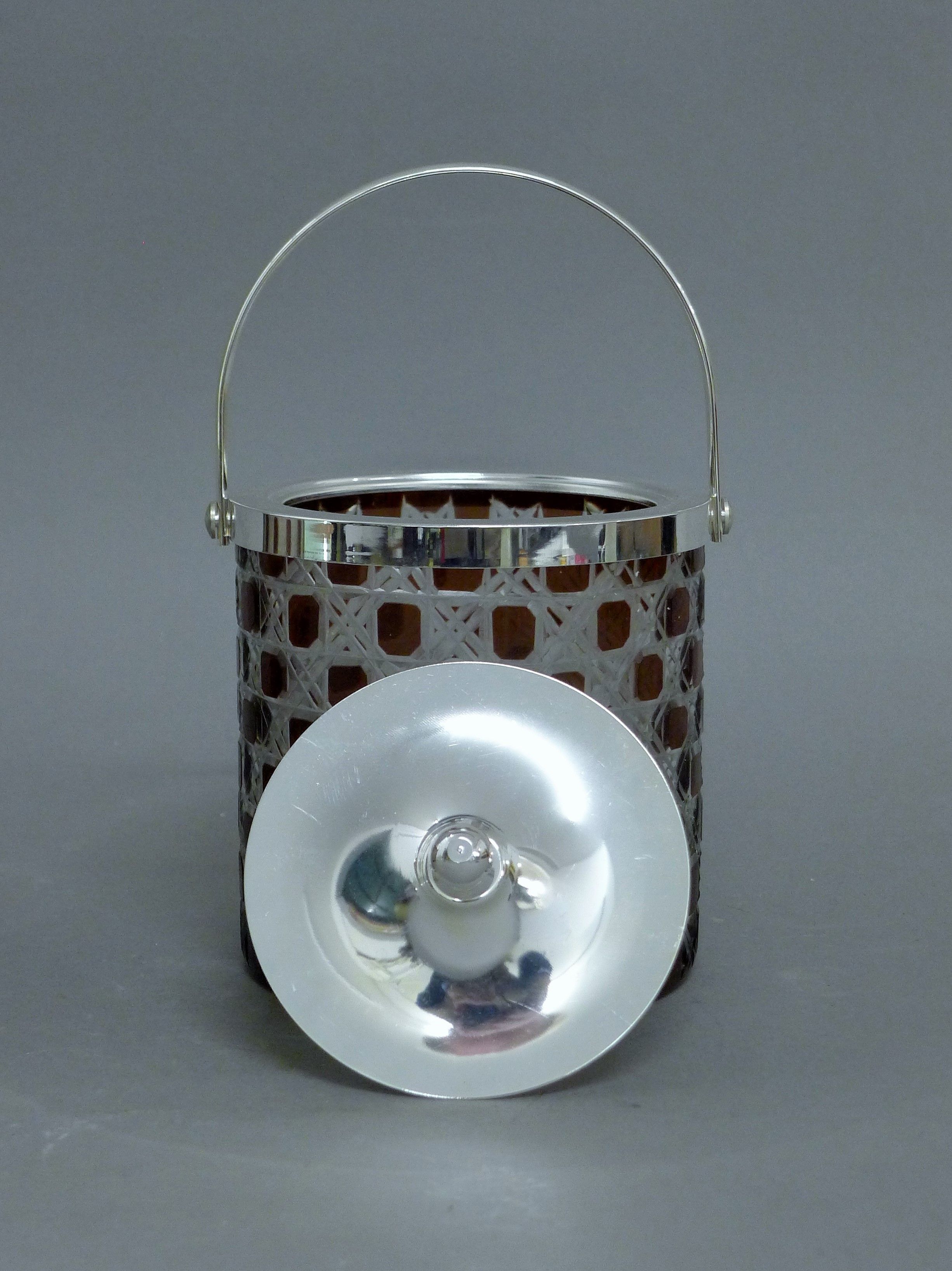 A pair of silver plated and ruby glass biscuit barrels. 21 cm high overall. - Image 4 of 4