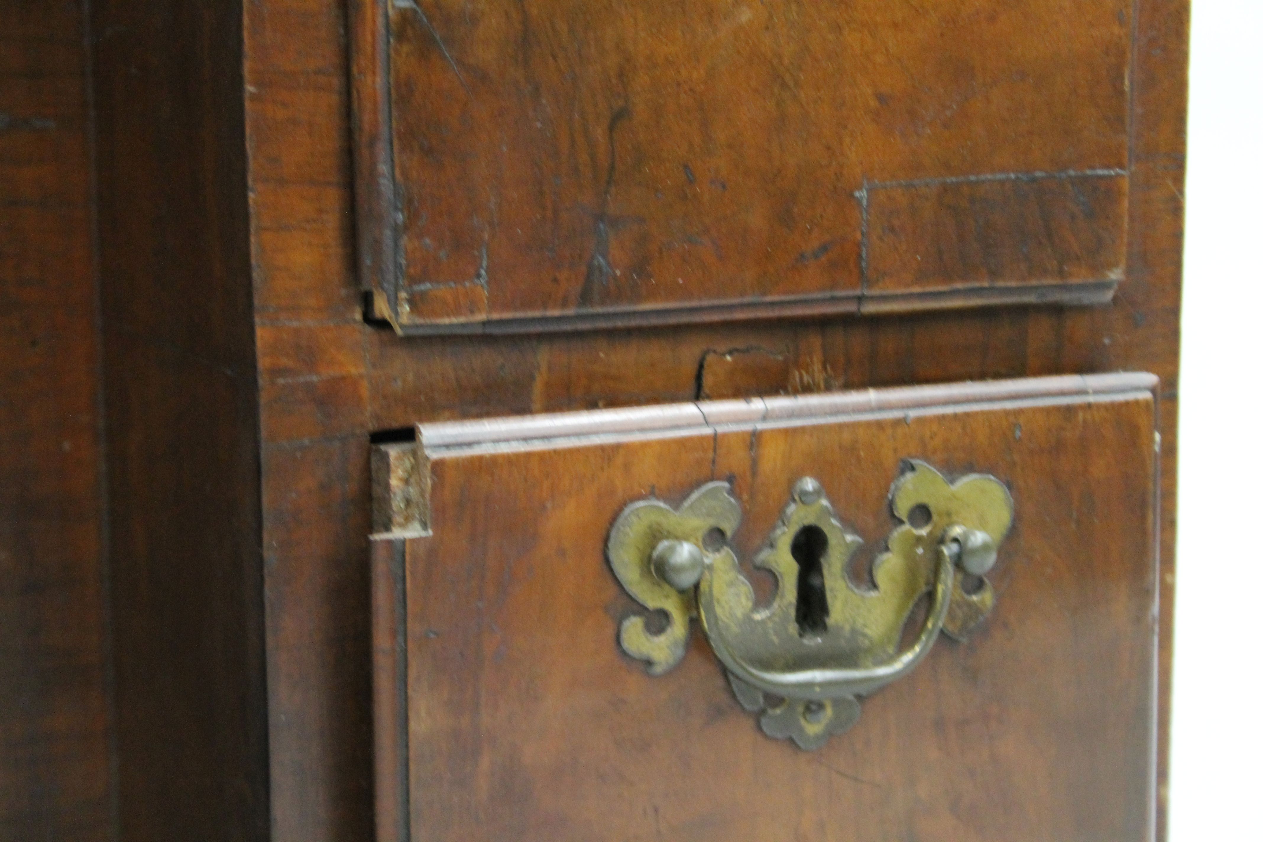An 18th century walnut veneered kneehole desk. 79.5 cm wide. - Image 9 of 10