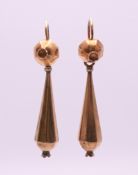 A pair of gold drop earrings. 5.5 cm high. 5.5 grammes.