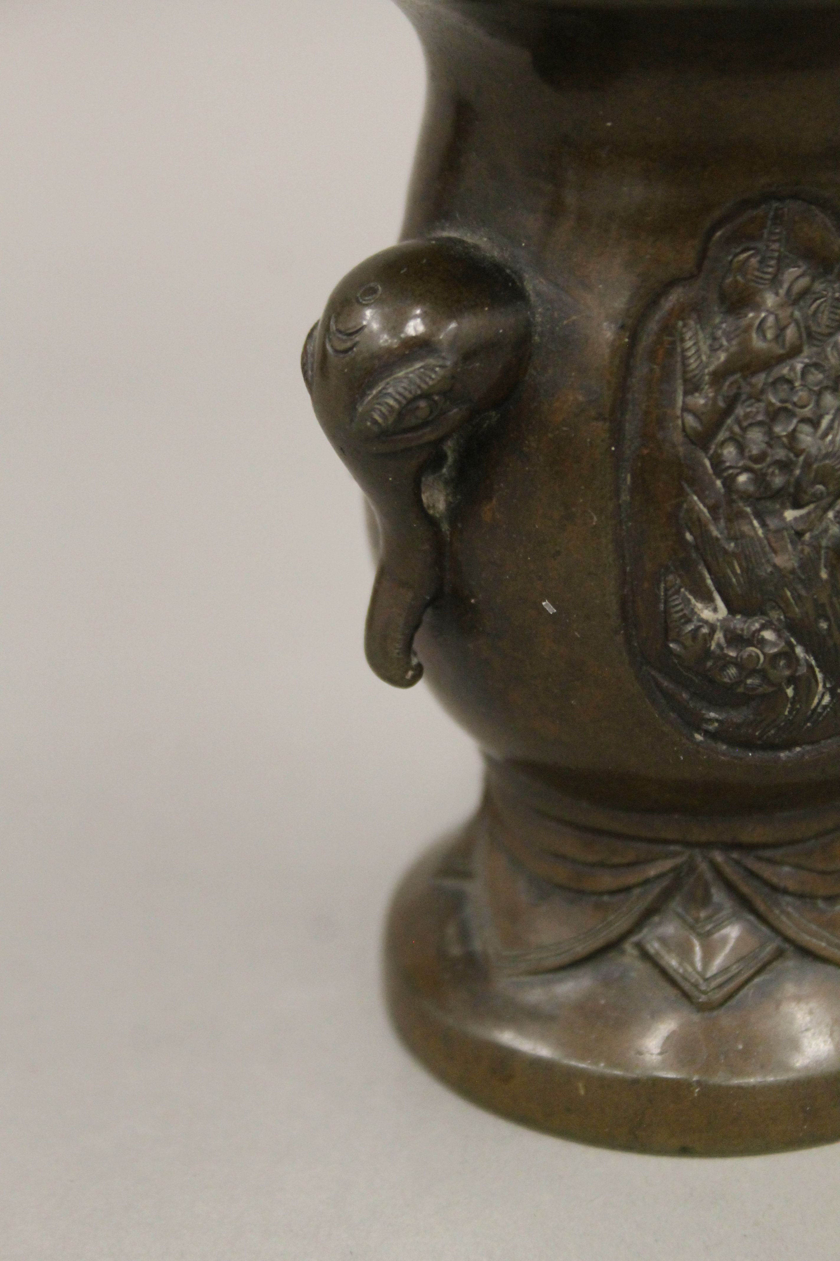 Two Japanese bronze vases. The largest 13.5 cm high. - Image 12 of 14