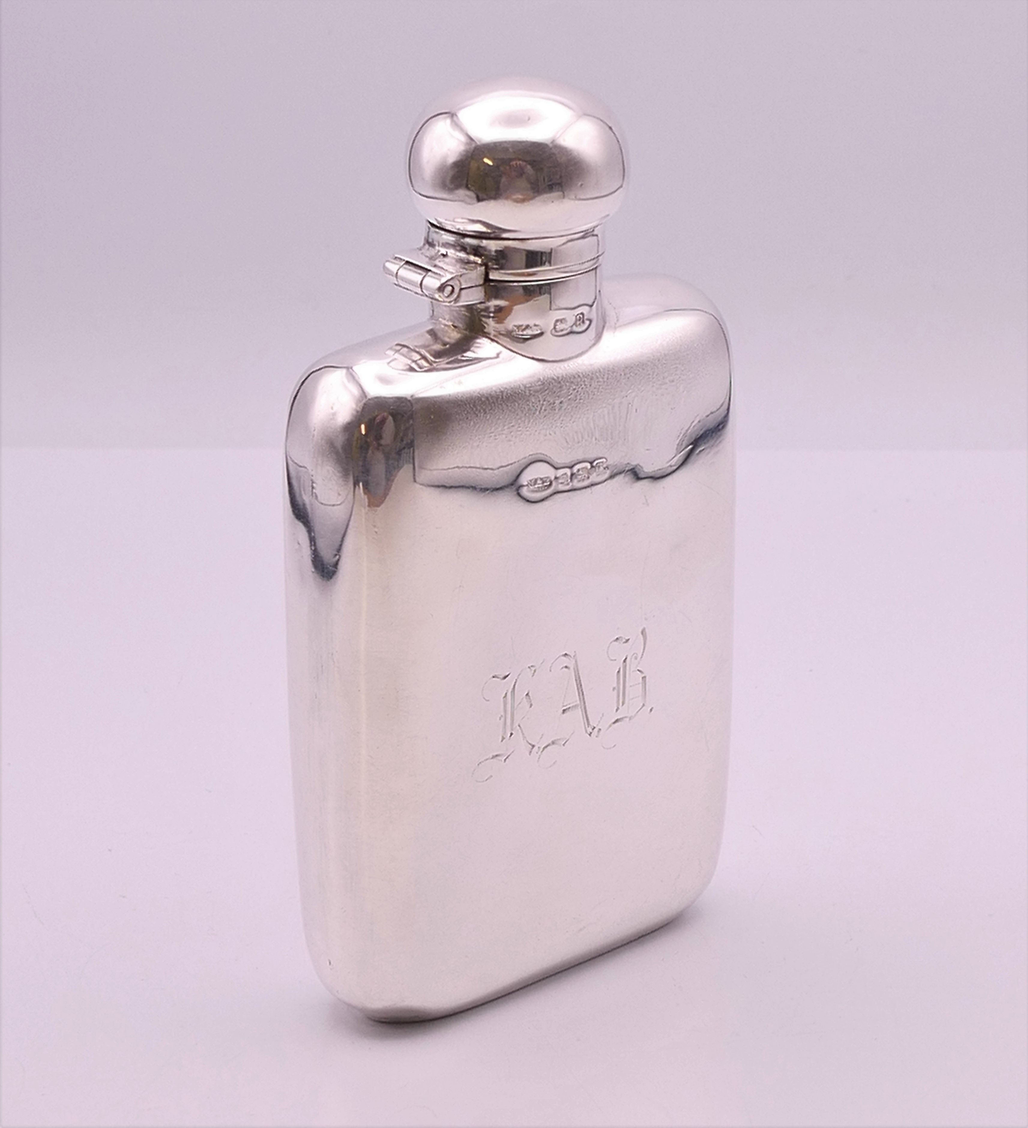 A silver spirit flask of typical form, Birmingham 1928. 14 cm long. 146.9 grammes. - Image 3 of 7