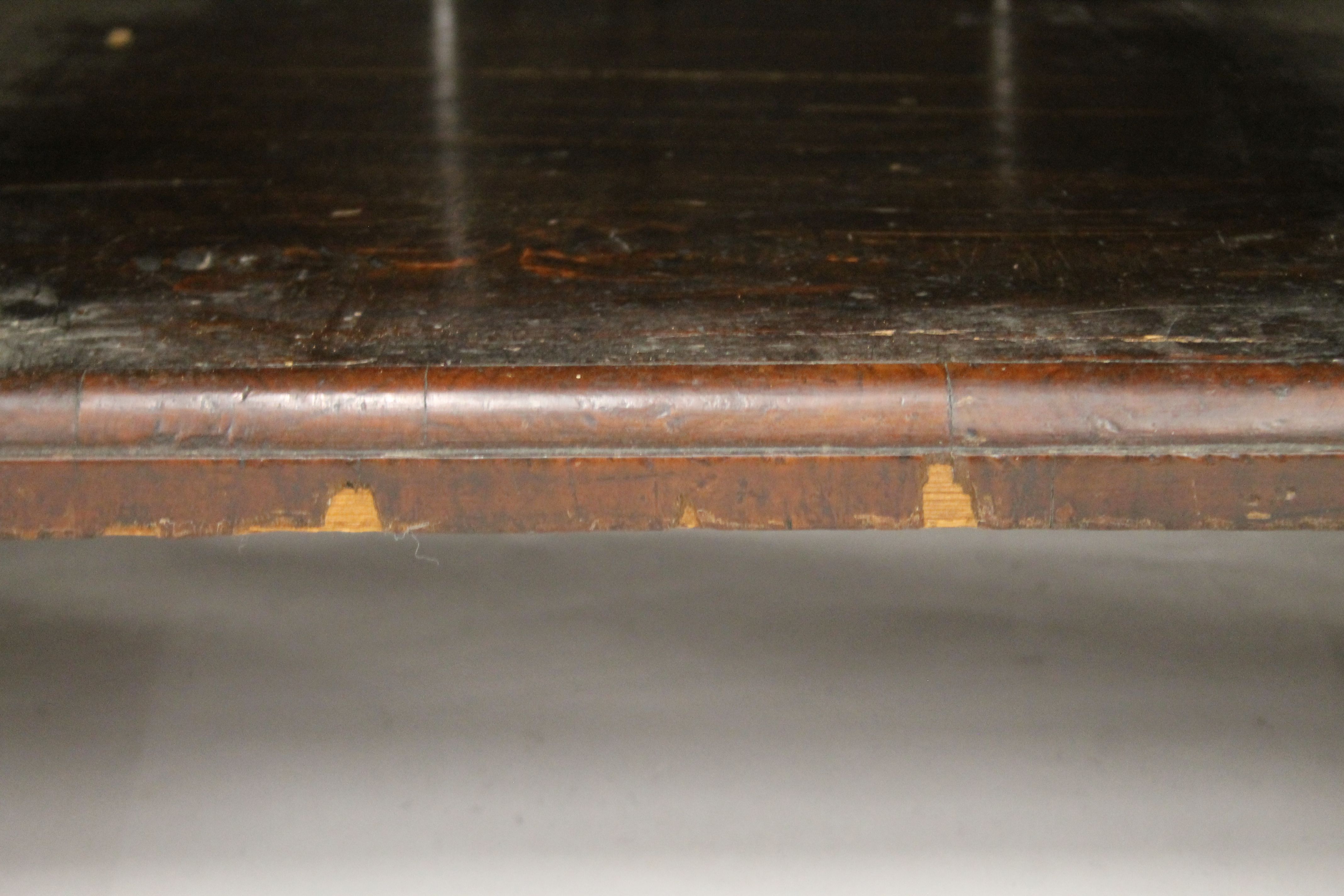 An 18th century walnut veneered kneehole desk. 79.5 cm wide. - Image 7 of 10