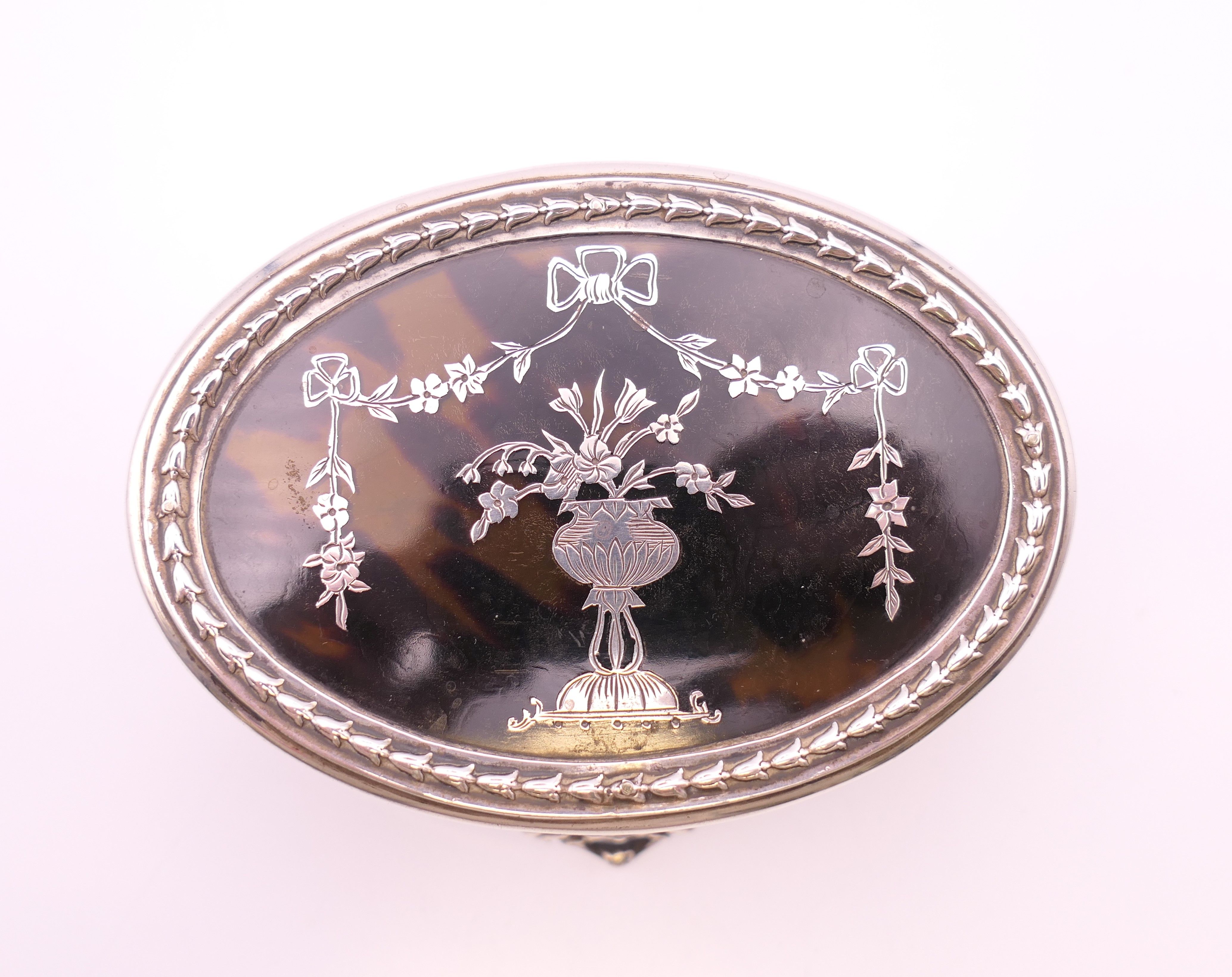 An Edwardian oval silver and tortoiseshell trinket box, Mappin & Webb, London 1909. 9 x 6 cm. - Image 2 of 8