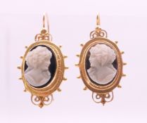 A pair of gold hardstone earrings. 3.5 cm high.