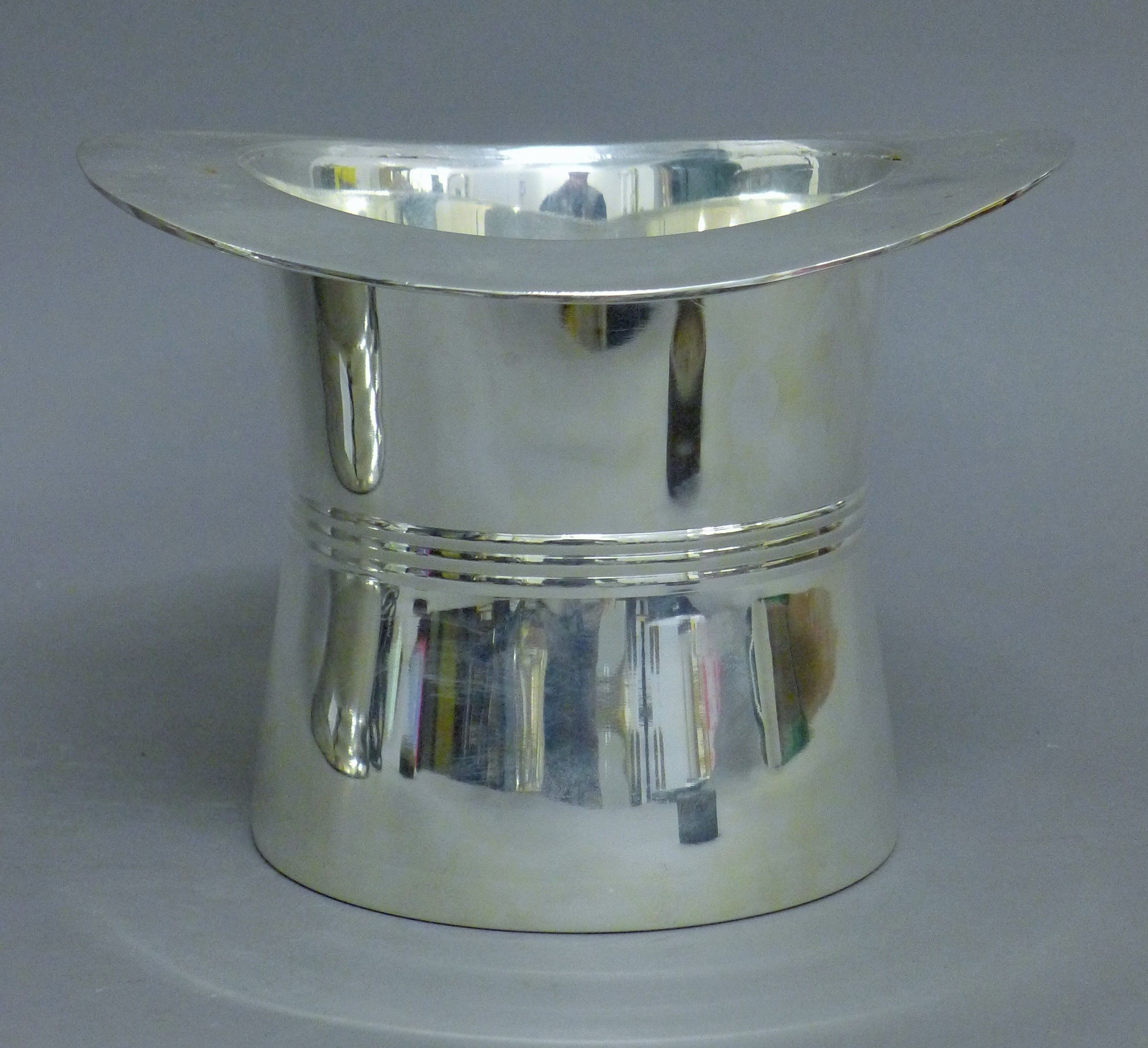 A silver plated top hat wine cooler. 17 cm high. - Image 2 of 3