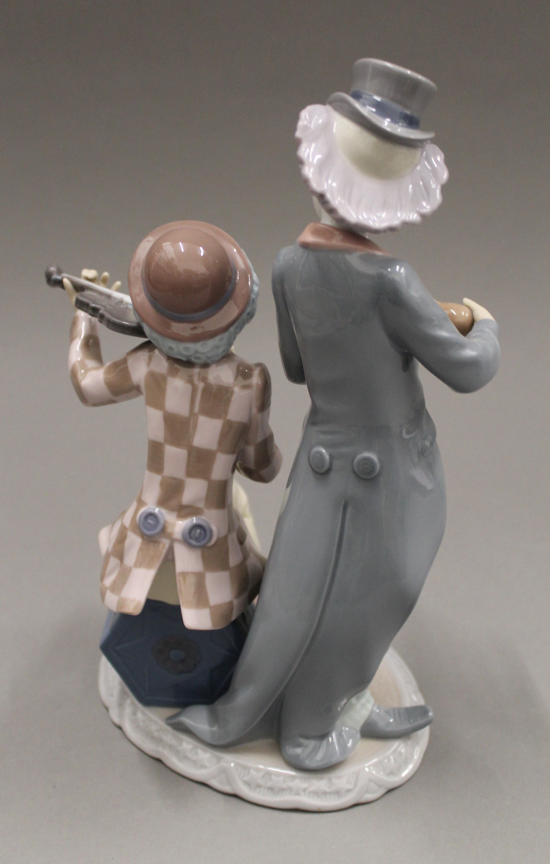 A Lladro clown musician group. 25 cm high. - Image 2 of 4