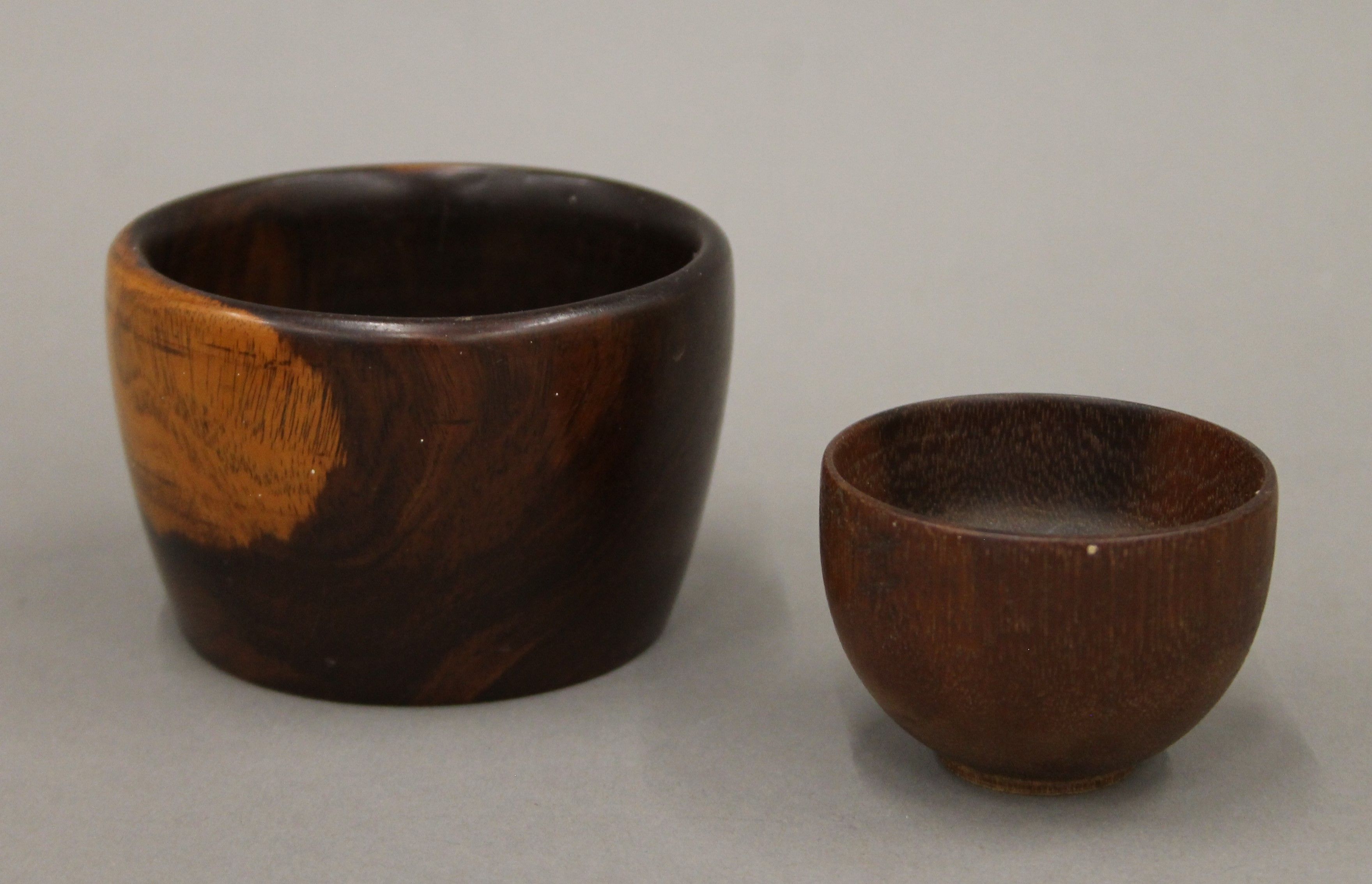 A collection of treen, including a lignum vitae wooden bowl, etc. - Image 5 of 9