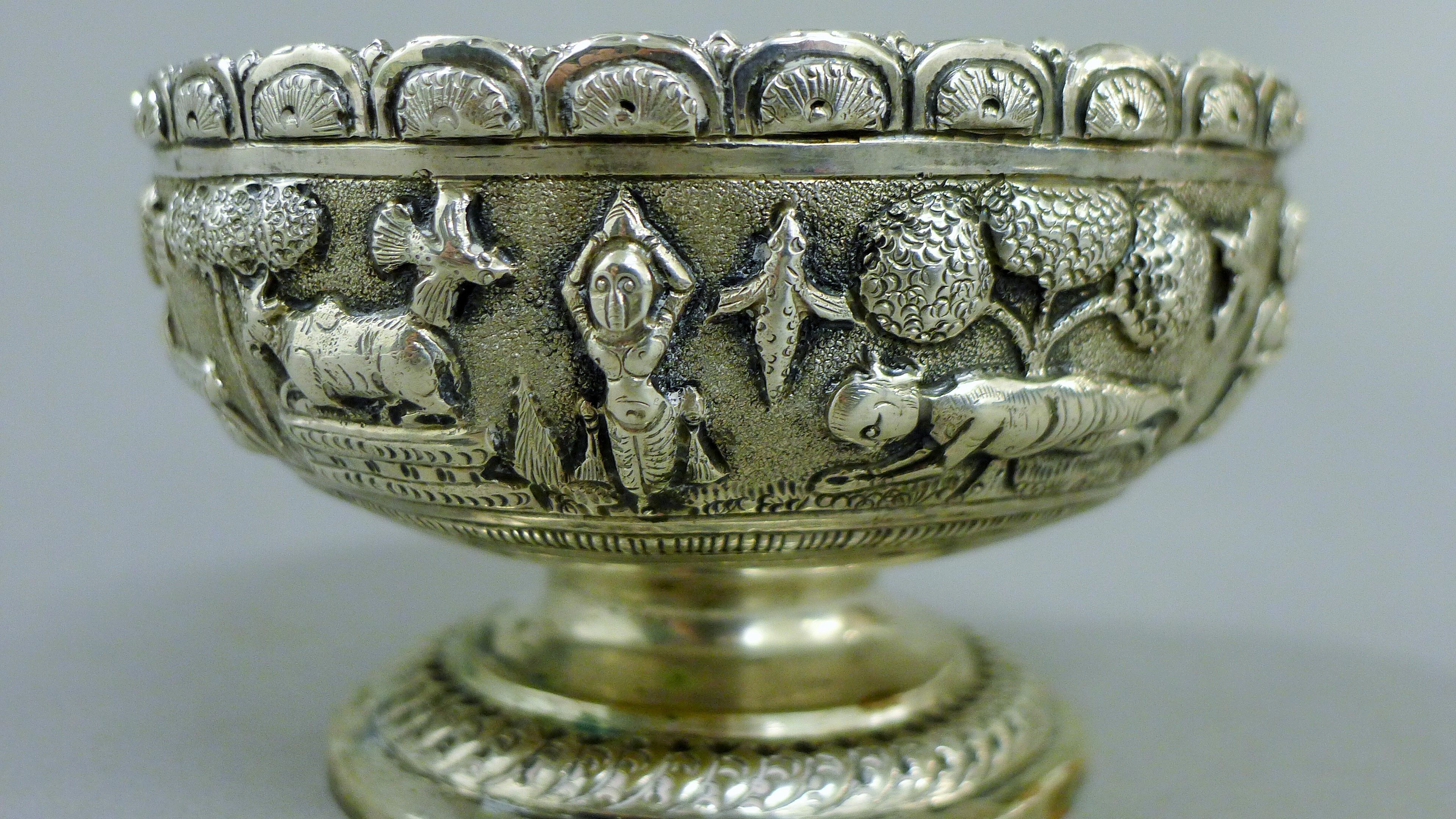 An Indian silver bowl with repousse decoration of rural scenery. 10 cm diameter. 85.9 grammes. - Image 4 of 5